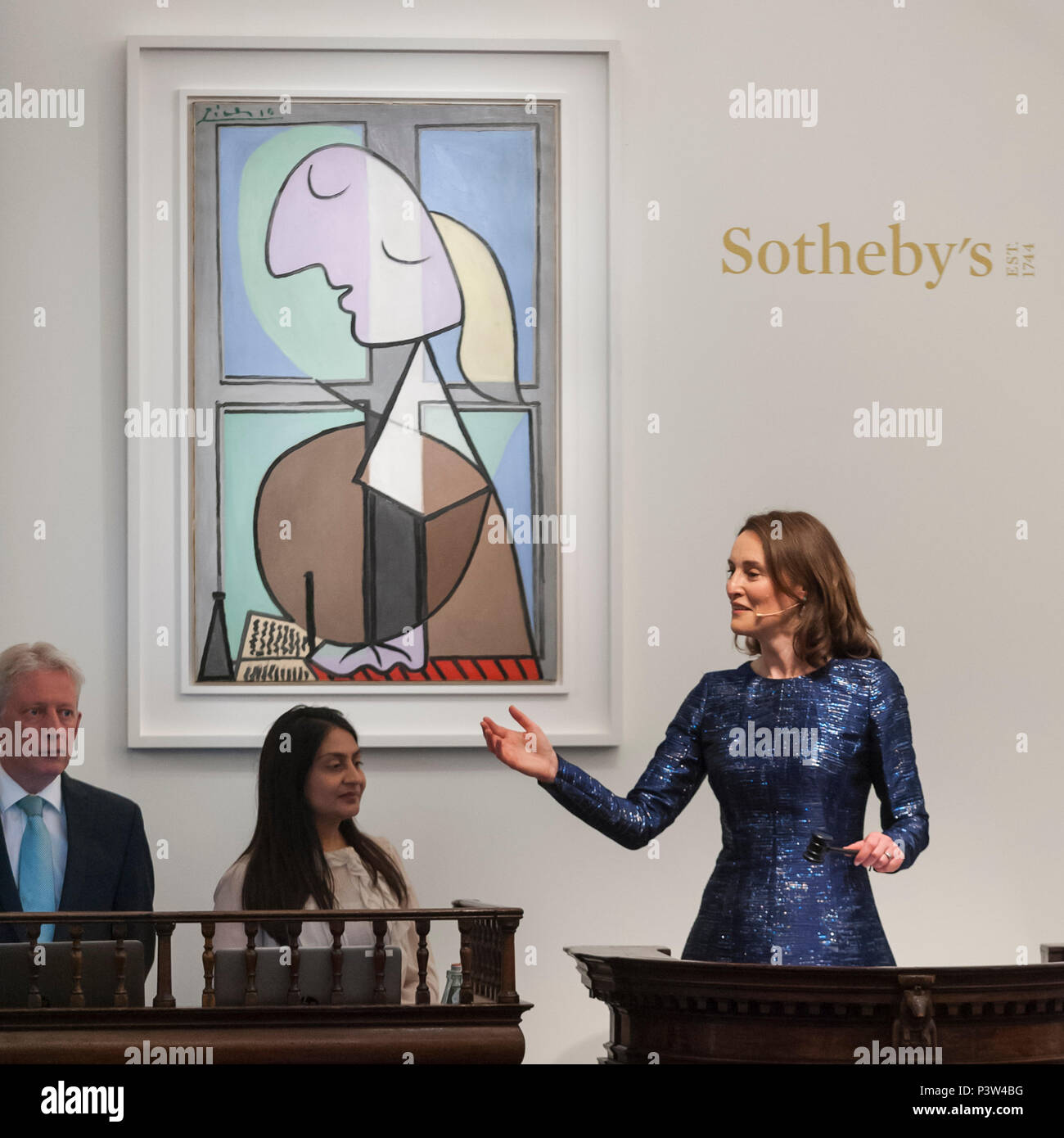 London, Großbritannien. 19. Juni 2018. Helena Newman, Vorsitzender, Sotheby's Europa, verwaltet, Angebote für "Buste de Femme De Profil (Femme Écrivant)'' von Pablo Picasso, die für ein Hammer Preis von £ 24.000.000 verkauft, unter seiner Schätzung von £ 33.000.000, bei Sotheby's Impressionist & Modern Art abend Verkauf in New Bond Street. Credit: Stephen Chung/Alamy leben Nachrichten Stockfoto
