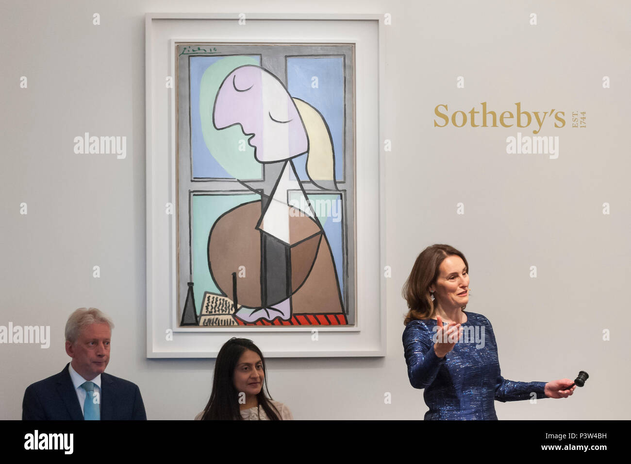 London, Großbritannien. 19. Juni 2018. Helena Newman, Vorsitzender, Sotheby's Europa, verwaltet, Angebote für "Buste de Femme De Profil (Femme Écrivant)'' von Pablo Picasso, die für ein Hammer Preis von £ 24.000.000 verkauft, unter seiner Schätzung von £ 33.000.000, bei Sotheby's Impressionist & Modern Art abend Verkauf in New Bond Street. Credit: Stephen Chung/Alamy leben Nachrichten Stockfoto