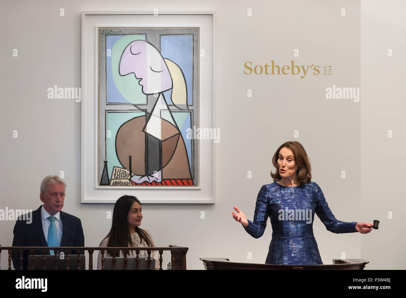 London, Großbritannien. 19. Juni 2018. Helena Newman, Vorsitzender, Sotheby's Europa, verwaltet, Angebote für "Buste de Femme De Profil (Femme Écrivant)'' von Pablo Picasso, die für ein Hammer Preis von £ 24.000.000 verkauft, unter seiner Schätzung von £ 33.000.000, bei Sotheby's Impressionist & Modern Art abend Verkauf in New Bond Street. Credit: Stephen Chung/Alamy leben Nachrichten Stockfoto