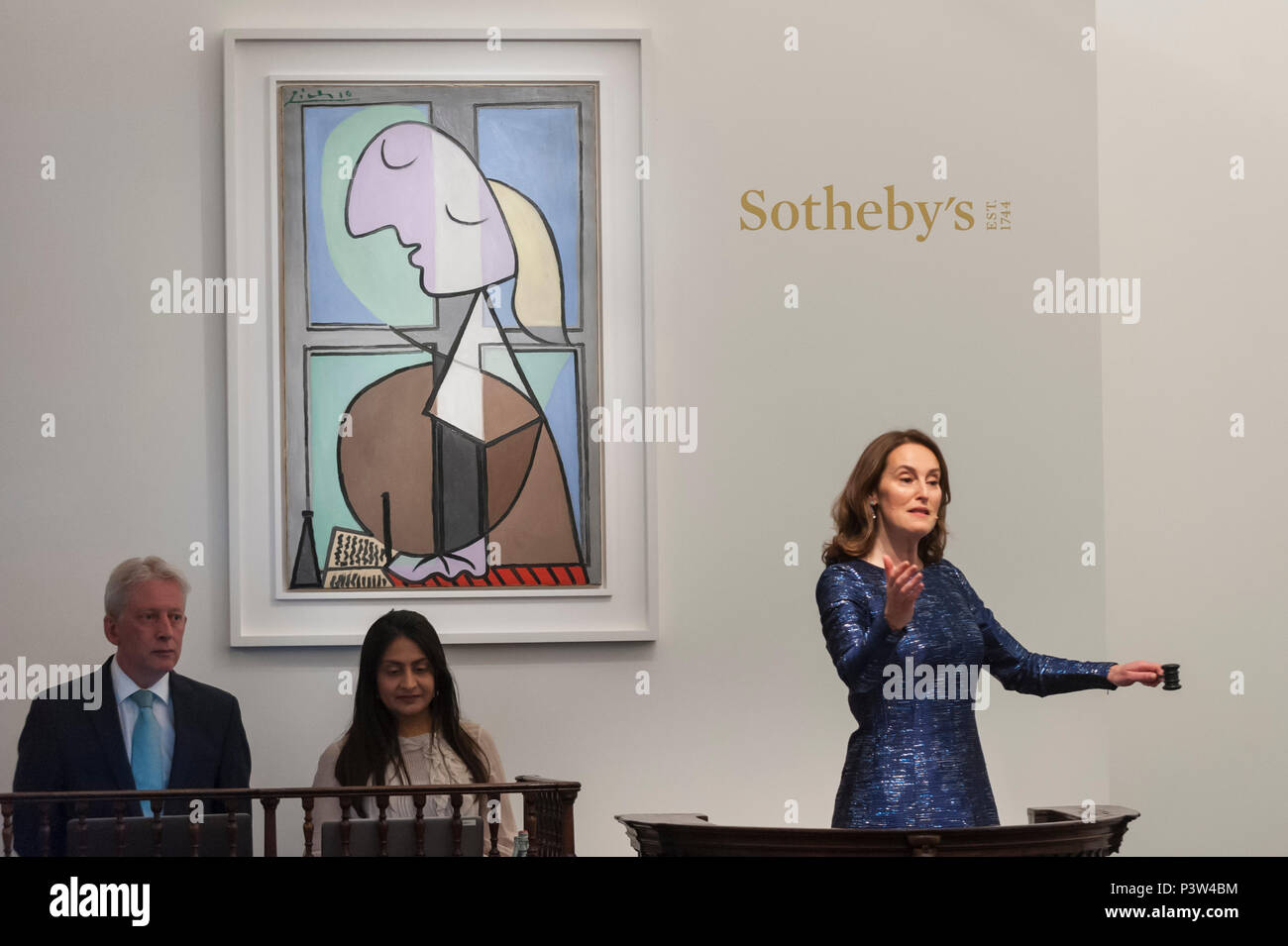London, Großbritannien. 19. Juni 2018. Helena Newman, Vorsitzender, Sotheby's Europa, verwaltet, Angebote für "Buste de Femme De Profil (Femme Écrivant)'' von Pablo Picasso, die für ein Hammer Preis von £ 24.000.000 verkauft, unter seiner Schätzung von £ 33.000.000, bei Sotheby's Impressionist & Modern Art abend Verkauf in New Bond Street. Credit: Stephen Chung/Alamy leben Nachrichten Stockfoto