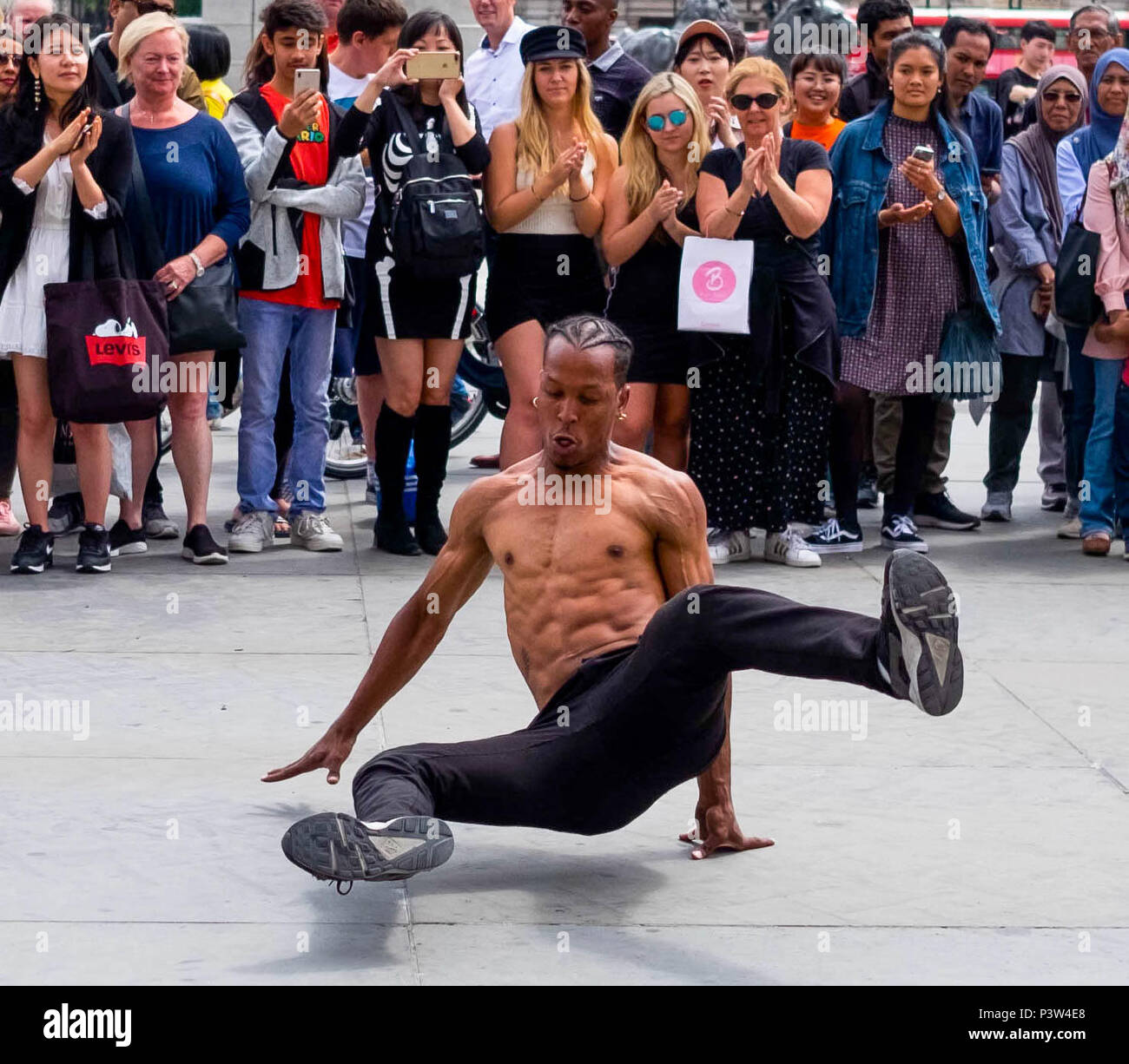 London, Großbritannien. Juni 2018 19. Touristen sammeln auf dem Trafalgar Square Straßenkünstler an einem sonnigen Nachmittag zu beobachten. Dies war eine Anzeige von Breakdance und hip hop Musik. © Tim Ring/Alamy leben Nachrichten Stockfoto