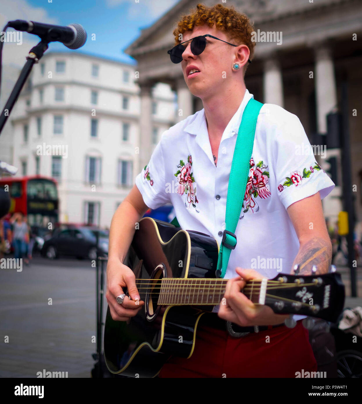 London. UK. Juni 2018 19. Ruben, ein irischer Musiker spielt seine Musik für die Massen von Touristen auf dem Trafalgar Square an einem schönen, sonnigen Nachmittag. © Tim Ring/Alamy leben Nachrichten Stockfoto