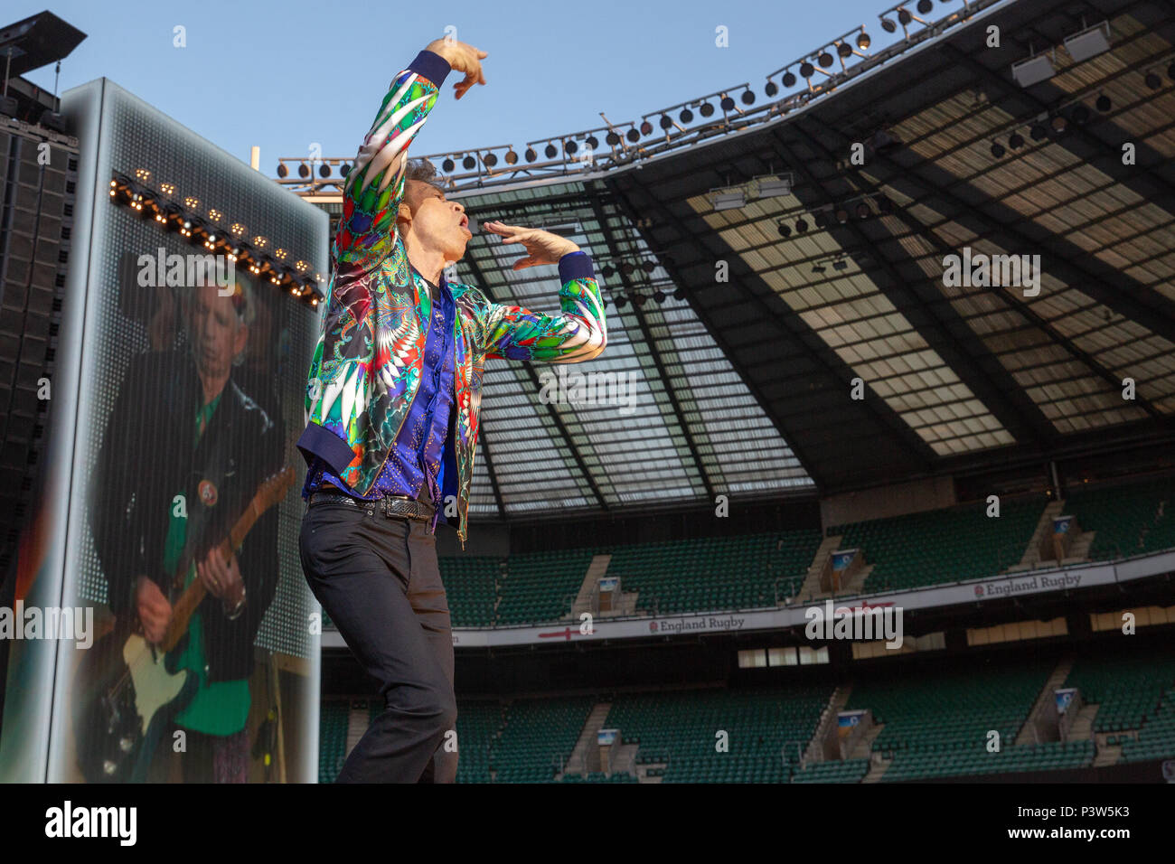 Twickenham, UK. 19 Juni, 2018. Die Rolling Stones mit Glasfront, Durchführen von Mick Jagger auf es "Kein Filter"-Tour in Twickenham Stadium, Twickenham, London UK. Band Mitglieder gehören Mick Jagger, Keith Richards, Charlie Watts & Ronnie Wood. © Jason Richardson/Alamy leben Nachrichten Stockfoto