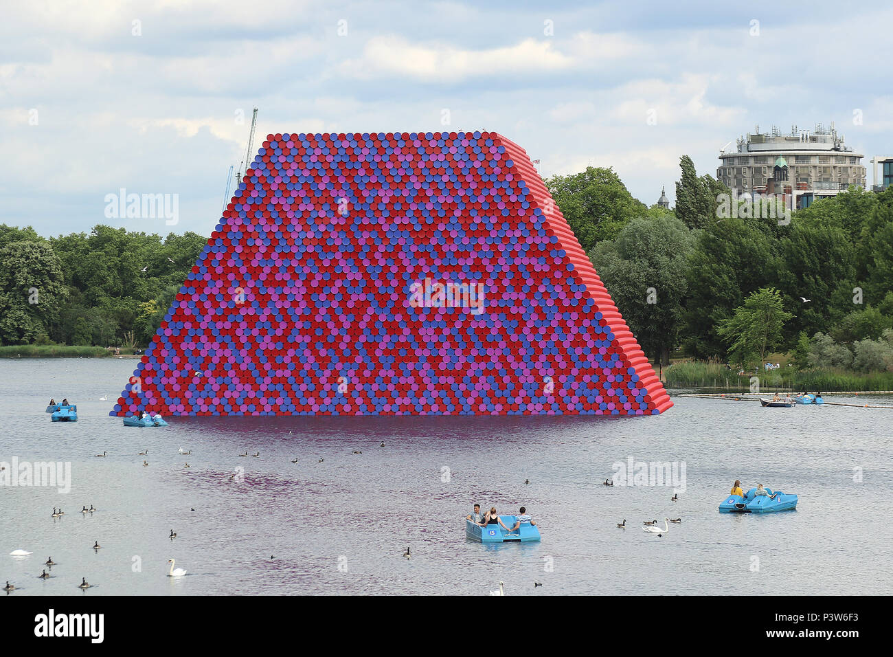 Hyde Park, London, UK. 19 Jun, 2018. Christo und Jeanne Claude's Floating 20 Meter hohe Skulptur aus Serpentin 7,506 Fässer, wiegt 650 Tonnen. Die London Mastaba, Serpentine Lake, Hyde Park, London, UK, 19. Juni 2018, Foto von Richard Goldschmidt Credit: Rich Gold/Alamy leben Nachrichten Stockfoto