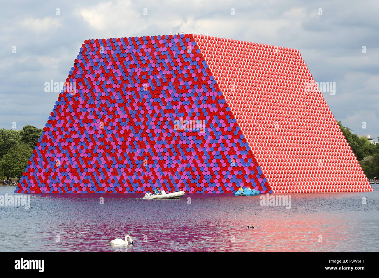 Hyde Park, London, UK. 19 Jun, 2018. Christo und Jeanne Claude's Floating 20 Meter hohe Skulptur aus Serpentin 7,506 Fässer, wiegt 650 Tonnen. Die London Mastaba, Serpentine Lake, Hyde Park, London, UK, 19. Juni 2018, Foto von Richard Goldschmidt Credit: Rich Gold/Alamy leben Nachrichten Stockfoto