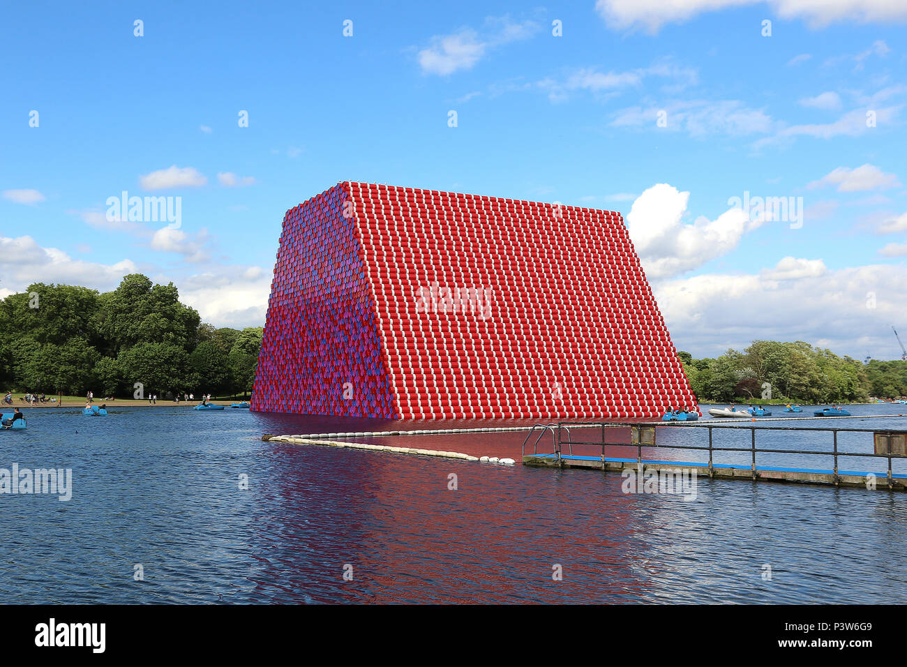 Hyde Park, London, UK. 19 Jun, 2018. Christo und Jeanne Claude's Floating 20 Meter hohe Skulptur aus Serpentin 7,506 Fässer, wiegt 650 Tonnen. Die London Mastaba, Serpentine Lake, Hyde Park, London, UK, 19. Juni 2018, Foto von Richard Goldschmidt Credit: Rich Gold/Alamy leben Nachrichten Stockfoto