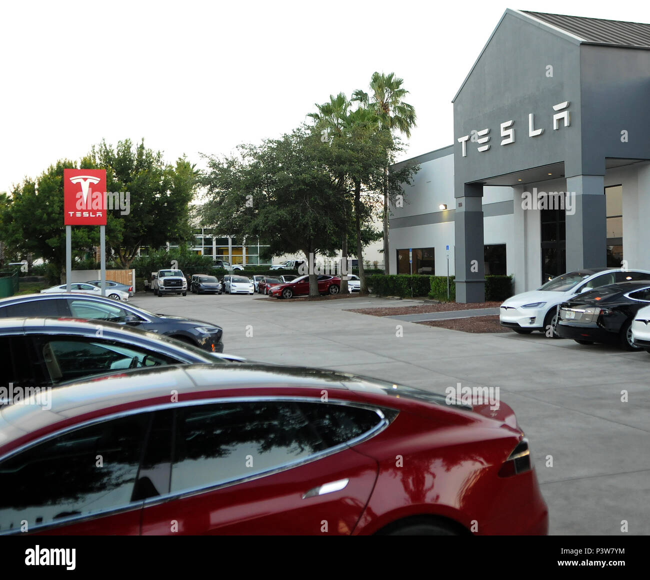 Eatonville, Florida, USA. 19 Jun, 2018. Elektroautos sind an der Tesla store in Eatonville, Florida gesehen, in der Nähe von Orlando am 19. Juni 2018. Tesla hat durch eine Reihe von Problemen geplagt worden, während es versucht, die Produktion des Modells 3 Limousine 5.000 eine Woche zu erhöhen bis Anfang Juli, in einer Bemühung, rentabel zu werden. Ein Tesla Model S spontan Feuer gefangen vor kurzem auf einem Los Angeles Street. Stockfoto