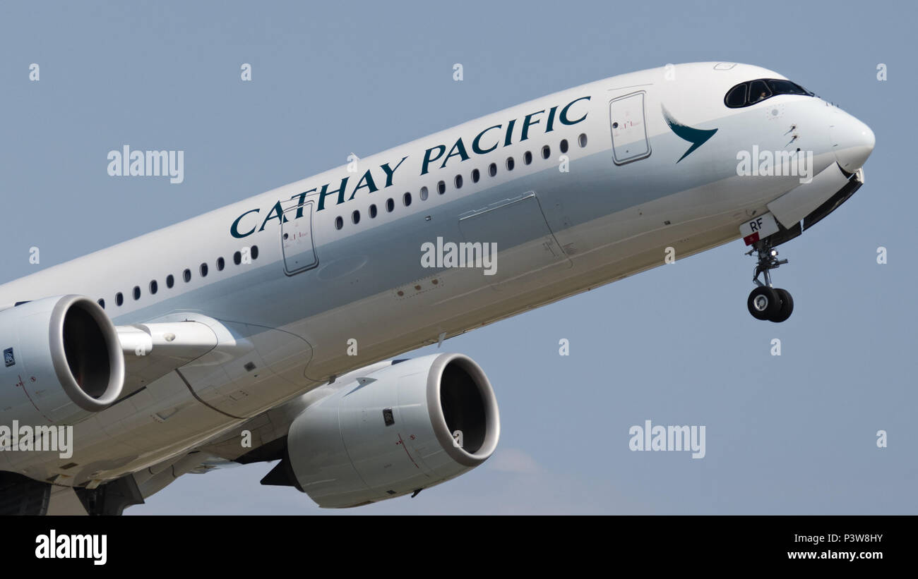 Richmond, British Columbia, Kanada. 19 Juni, 2018. Ein Cathay Pacific Airways Airbus A350-900 (B-LRF) Extra Wide Body Jet Airliner Airborne nach dem Take-off. Credit: bayne Stanley/ZUMA Draht/Alamy leben Nachrichten Stockfoto