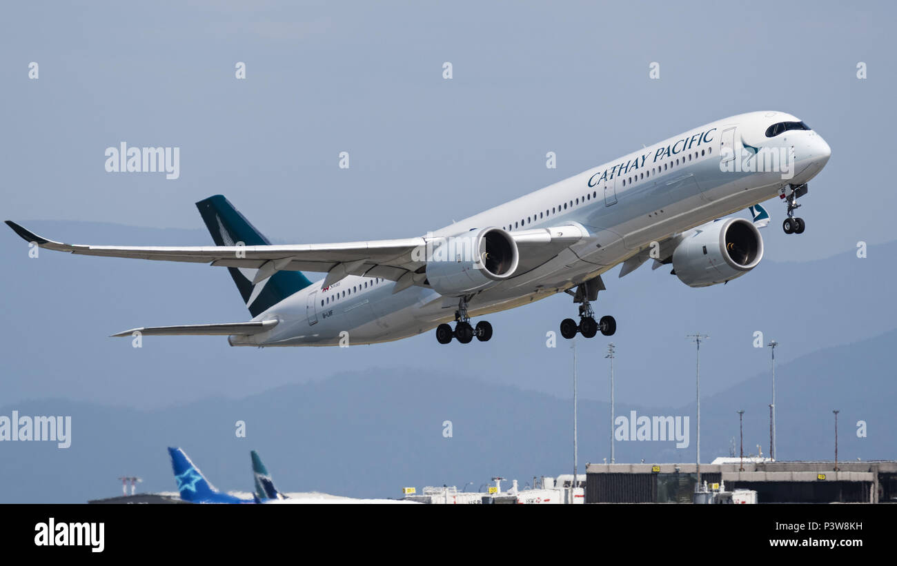 Richmond, British Columbia, Kanada. 19 Juni, 2018. Ein Cathay Pacific Airways Airbus A350-900 (B-LRF) Extra Wide Body Jet Airliner Airborne nach dem Start vom internationalen Flughafen Vancouver. Credit: bayne Stanley/ZUMA Draht/Alamy leben Nachrichten Stockfoto