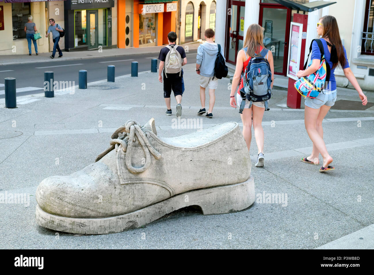 Schuhputzmaschine Skulptur, Place Charles de Gaulle, Romans-sur-Isère, Drôme, Frankreich, Europa Stockfoto