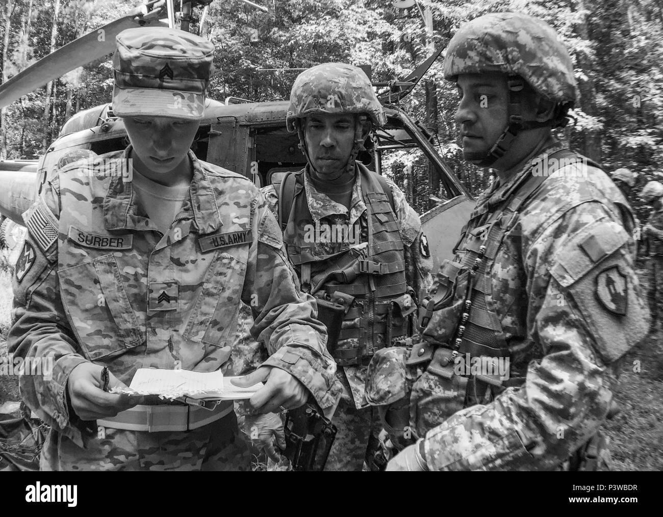 Sgt. Destinee Surber, Links, einen Beobachter/Controller mit der 111 Quartermaster Firma (leichenhalle Angelegenheiten) aus Fort Lee, Va., prüft die Unterlagen von Sgt. Hector Torres, Mitte und Staff Sgt. William Rivera, beide mit 246Th der US-Armee finden Quartermaster Firma (leichenhalle), Mayaguez, Puerto Rico, während einer Suche und Wiederherstellung während der leichenhalle Angelegenheiten Übung 16-02, 21. Juli, am Fort Pickett, VA MAX 16-02 enthalten alle sechs US Army Reserve Leichenhalle Angelegenheiten der Einheiten, die Suche und Bergung Missionen und die Leichenhalle Angelegenheiten Sammelstellen und ein Theater Mortuar Stockfoto