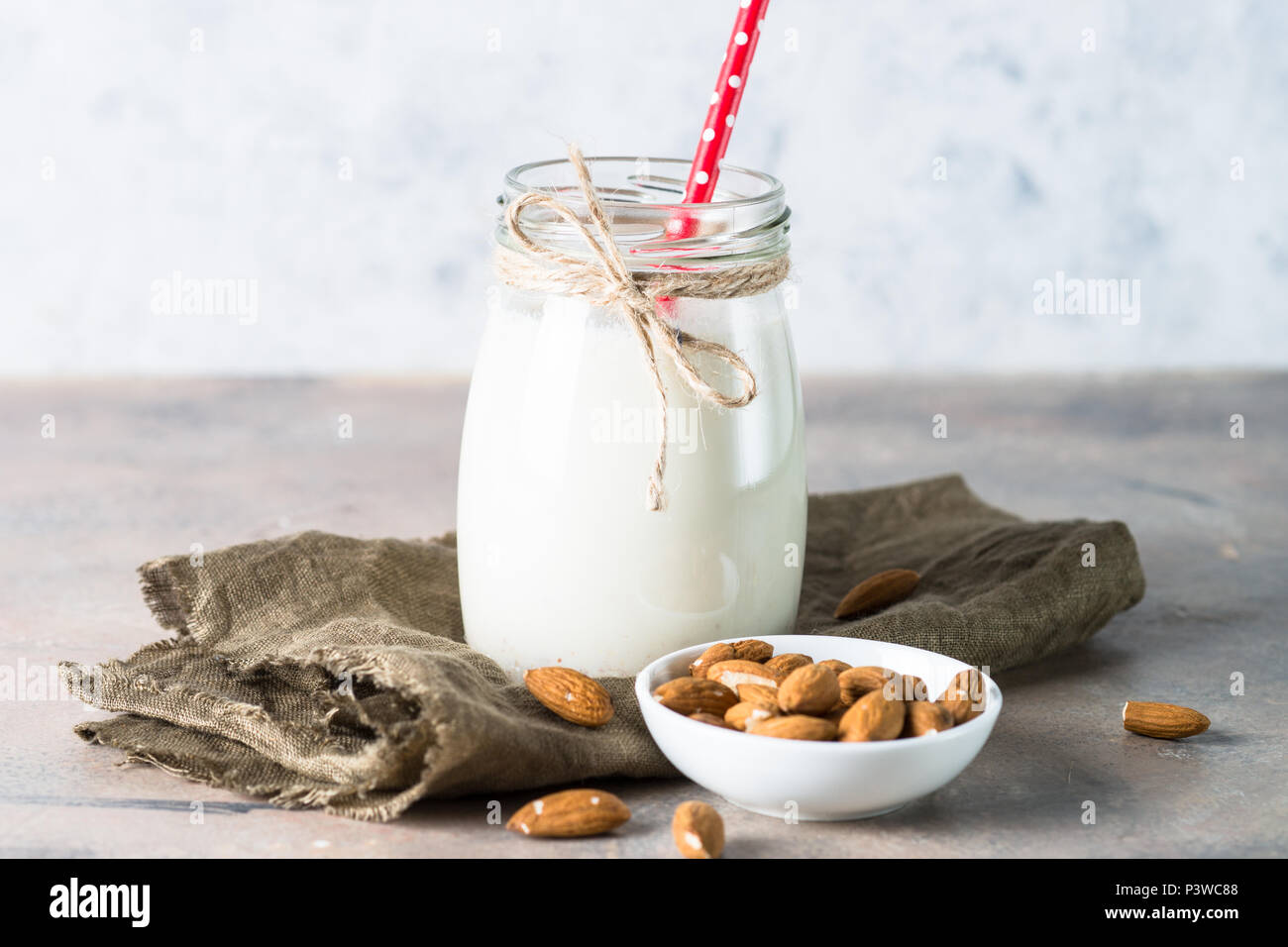Mandelmilch im Glas. Molkerei Produkt. Vegan Milch. Stockfoto