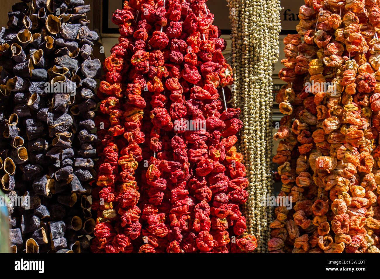 Getrocknete Paprika und Auberginen und bunten Gewürzen im Spice Market ...