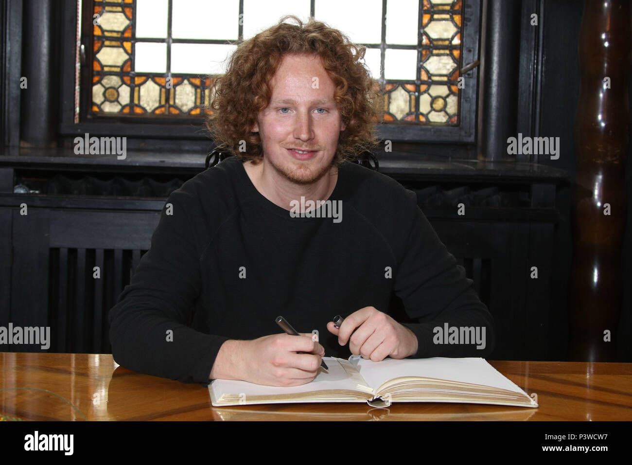 Michael Schulte besuche einen Empfang für ihn an "Altes Rathaus" in Buxtehude, Deutschland nach Erreichen Platz 4 in der Euro Vision Song Contest. Er erhielt in das Goldene Buch der Städte zu unterzeichnen" und spielte ein Konzert danach. Mit: Michael Schulte Wo: Buxtehude, Deutschland Wann: 18. Mai 2018 Credit: Becher/WENN.com Stockfoto