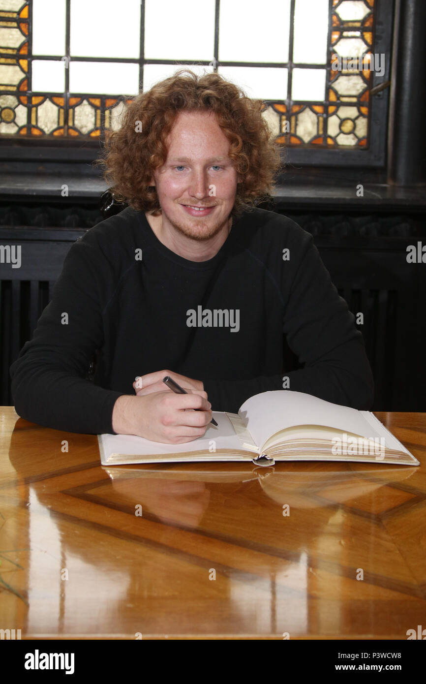 Michael Schulte besuche einen Empfang für ihn an "Altes Rathaus" in Buxtehude, Deutschland nach Erreichen Platz 4 in der Euro Vision Song Contest. Er erhielt in das Goldene Buch der Städte zu unterzeichnen" und spielte ein Konzert danach. Mit: Michael Schulte Wo: Buxtehude, Deutschland Wann: 18. Mai 2018 Credit: Becher/WENN.com Stockfoto