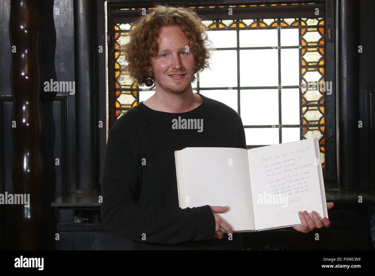 Michael Schulte besuche einen Empfang für ihn an "Altes Rathaus" in Buxtehude, Deutschland nach Erreichen Platz 4 in der Euro Vision Song Contest. Er erhielt in das Goldene Buch der Städte zu unterzeichnen" und spielte ein Konzert danach. Mit: Michael Schulte Wo: Buxtehude, Deutschland Wann: 18. Mai 2018 Credit: Becher/WENN.com Stockfoto