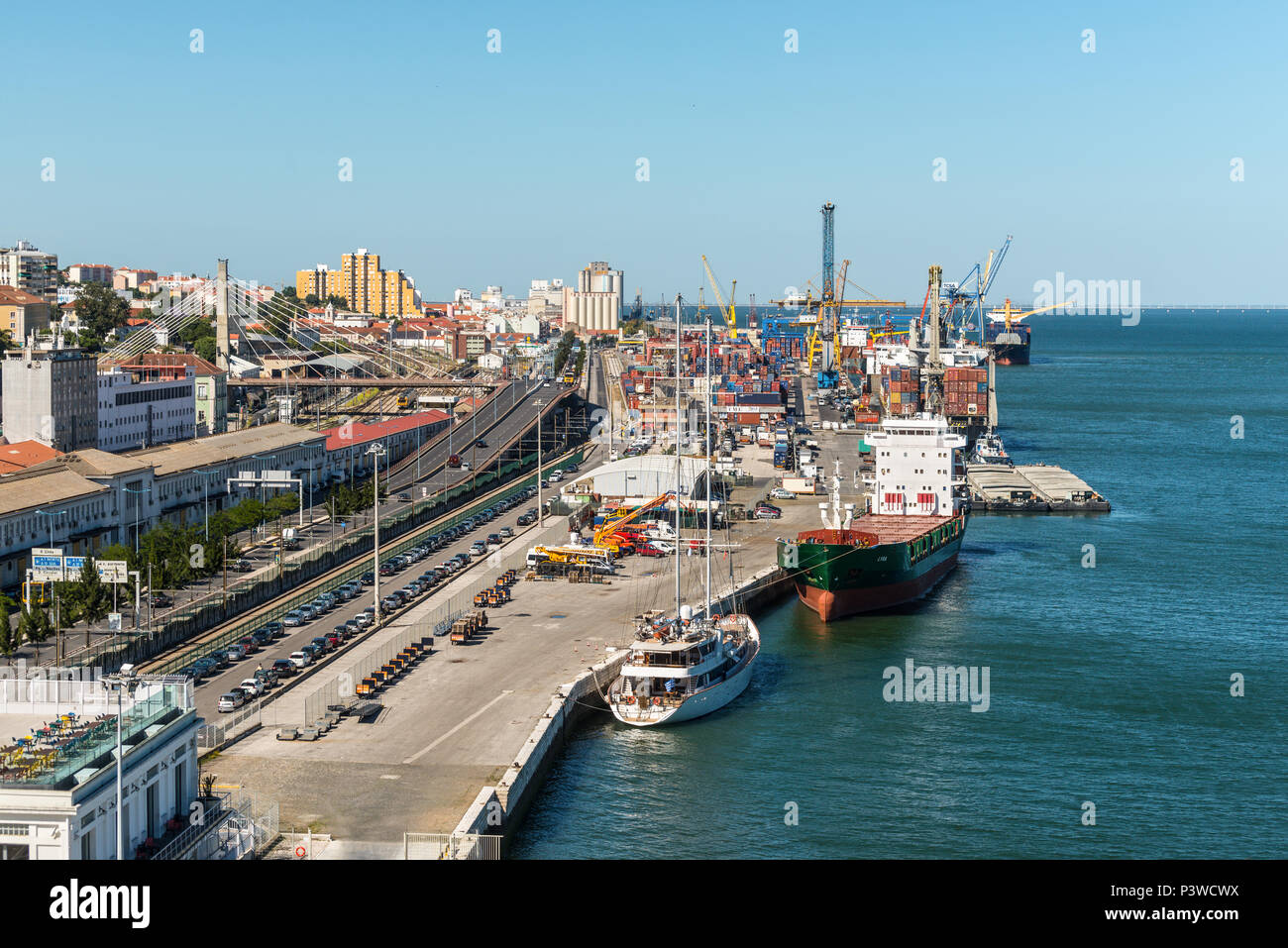 Lissabon, Portugal - 19. Mai 2017: Industrielle Hafen und das Stadtbild von Lissabon, Portugal. Blick vom Schiff. Stockfoto