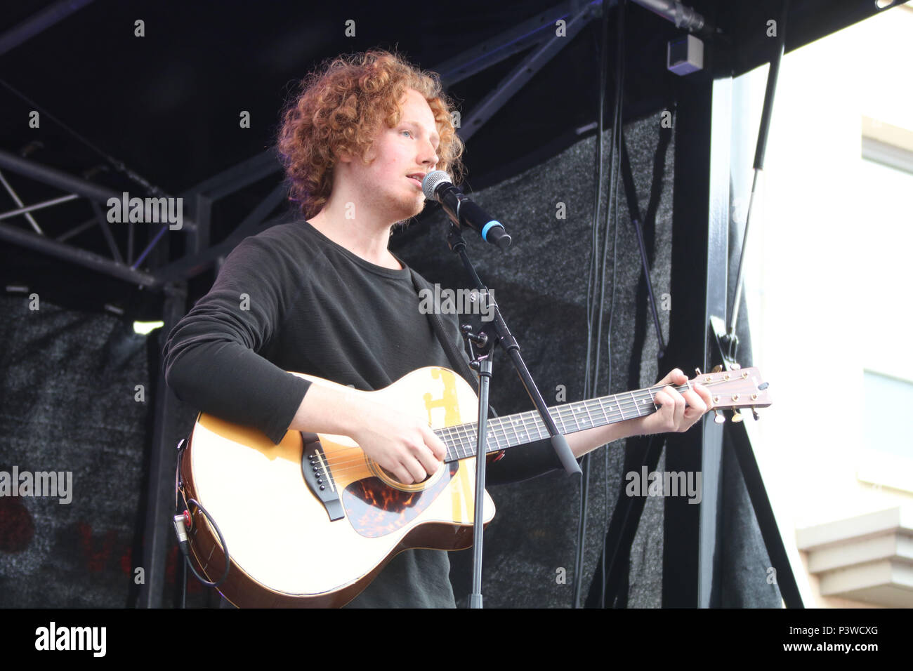 Michael Schulte besuche einen Empfang für ihn an "Altes Rathaus" in Buxtehude, Deutschland nach Erreichen Platz 4 in der Euro Vision Song Contest. Er erhielt in das Goldene Buch der Städte zu unterzeichnen" und spielte ein Konzert danach. Mit: Michael Schulte Wo: Buxtehude, Deutschland Wann: 18. Mai 2018 Credit: Becher/WENN.com Stockfoto