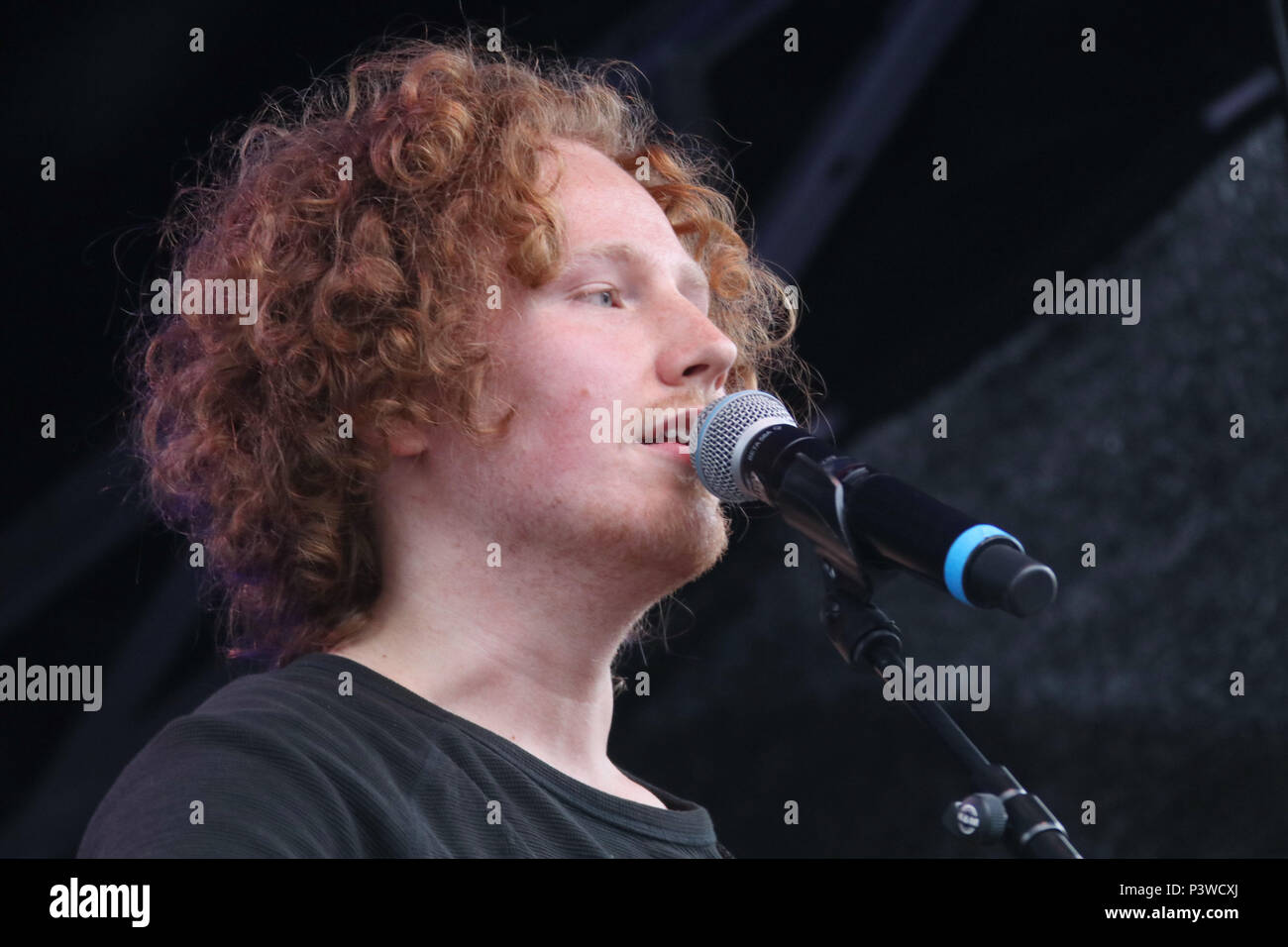 Michael Schulte besuche einen Empfang für ihn an "Altes Rathaus" in Buxtehude, Deutschland nach Erreichen Platz 4 in der Euro Vision Song Contest. Er erhielt in das Goldene Buch der Städte zu unterzeichnen" und spielte ein Konzert danach. Mit: Michael Schulte Wo: Buxtehude, Deutschland Wann: 18. Mai 2018 Credit: Becher/WENN.com Stockfoto