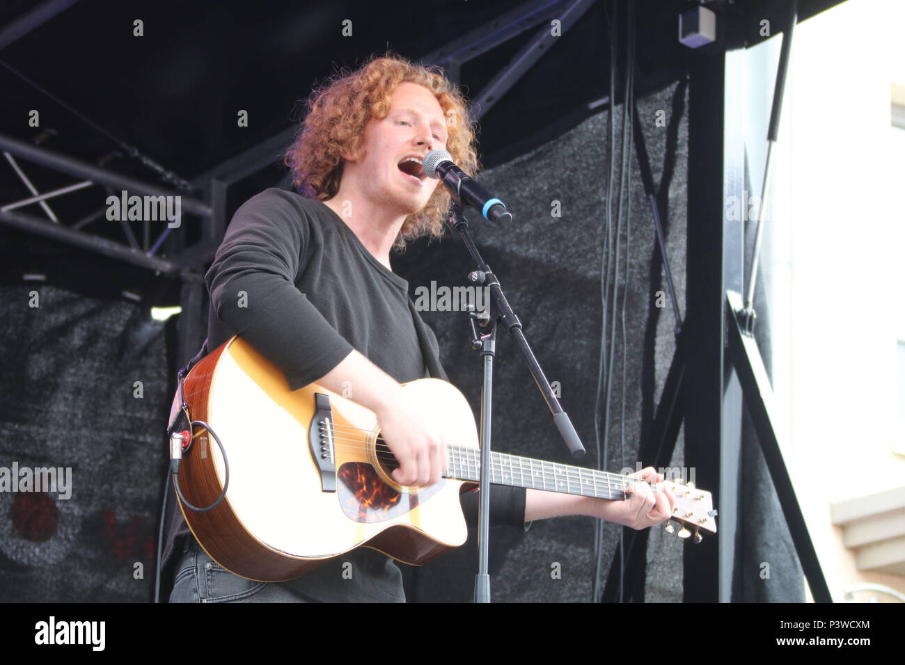 Michael Schulte besuche einen Empfang für ihn an "Altes Rathaus" in Buxtehude, Deutschland nach Erreichen Platz 4 in der Euro Vision Song Contest. Er erhielt in das Goldene Buch der Städte zu unterzeichnen" und spielte ein Konzert danach. Mit: Michael Schulte Wo: Buxtehude, Deutschland Wann: 18. Mai 2018 Credit: Becher/WENN.com Stockfoto