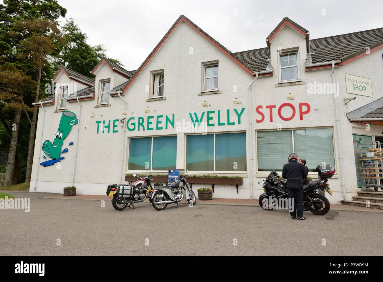 Die grüne Welly Tankstelle und Restaurant auf der A 82 an Tyndrum, Crianlarich, Schottland, Großbritannien, ist ein beliebter Stopp für Biker und Touristen. Stockfoto