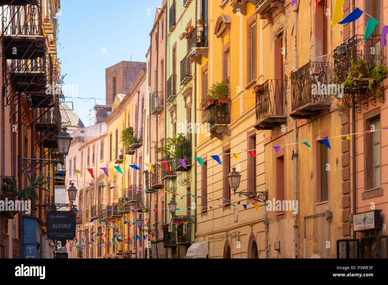 Bunte Girlande Dekoration in der Altstadt von Bosa auf der italienischen Insel Sardinien Stockfoto