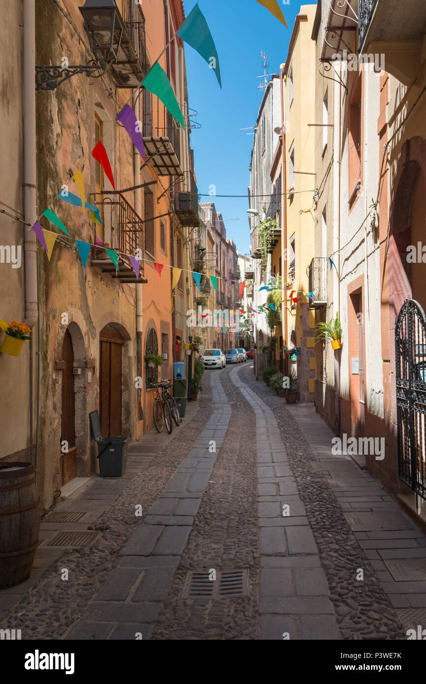 Eine schmale Straße in der Altstadt von Bosa auf der italienischen Insel Sardinien Stockfoto