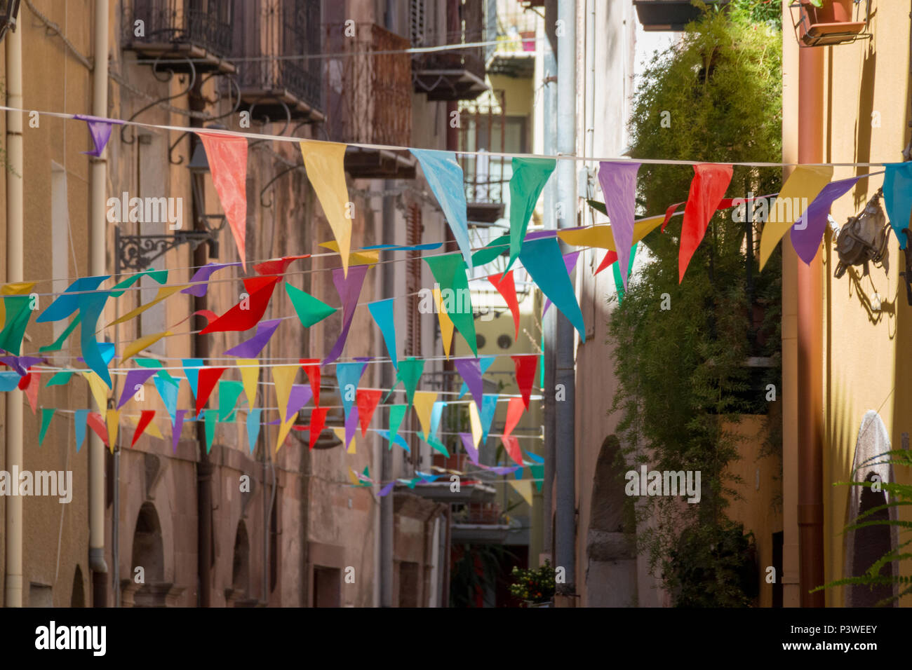 Bunte Girlande Dekoration in der Altstadt von Bosa auf der italienischen Insel Sardinien Stockfoto