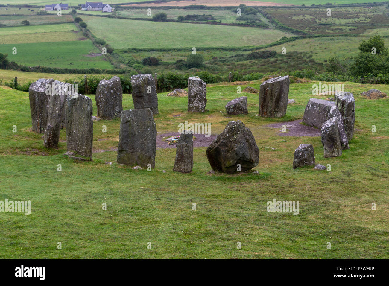 Alten Steinkreis in Irland. Drombeg Steinkreis geglaubt wurde, verwendet werden, um die Wintersonnenwende zu verfolgen, wenn die Sonne über den axialen Stein setzt. Stockfoto