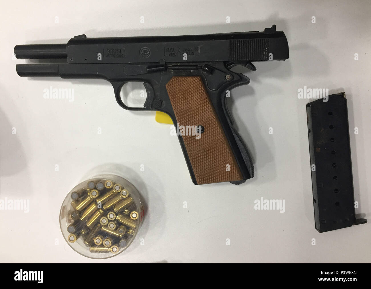 West Midlands Polizei Anzeige einer Italienischen - Bruni 8-mm-Pistole und Munition clip Teil der Ergebnisse seiner dreiwöchigen Feuerwaffen Übergabe an seinem Hauptsitz in Birmingham, nach einer überflutung der tödlichen Gewalt und Shootings in der Region. In allen gibt es 116 Anfälle, darunter 36 tödliche oder Cabrio Feuerwaffen. Stockfoto