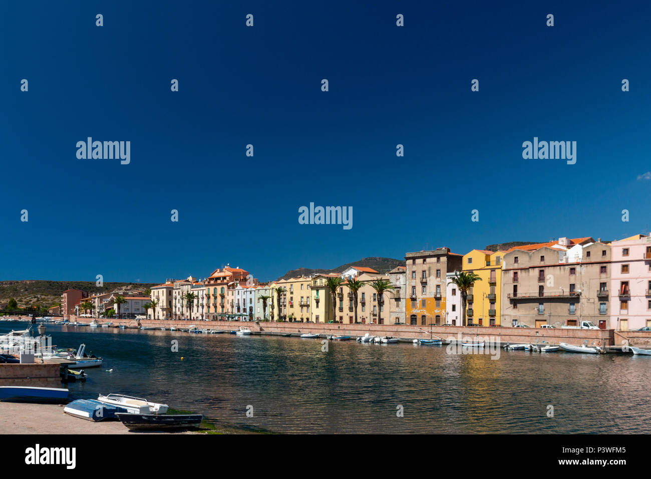 Bunte Häuser entlang der Uferpromenade in Bosa auf der italienischen Insel Sardinien Stockfoto