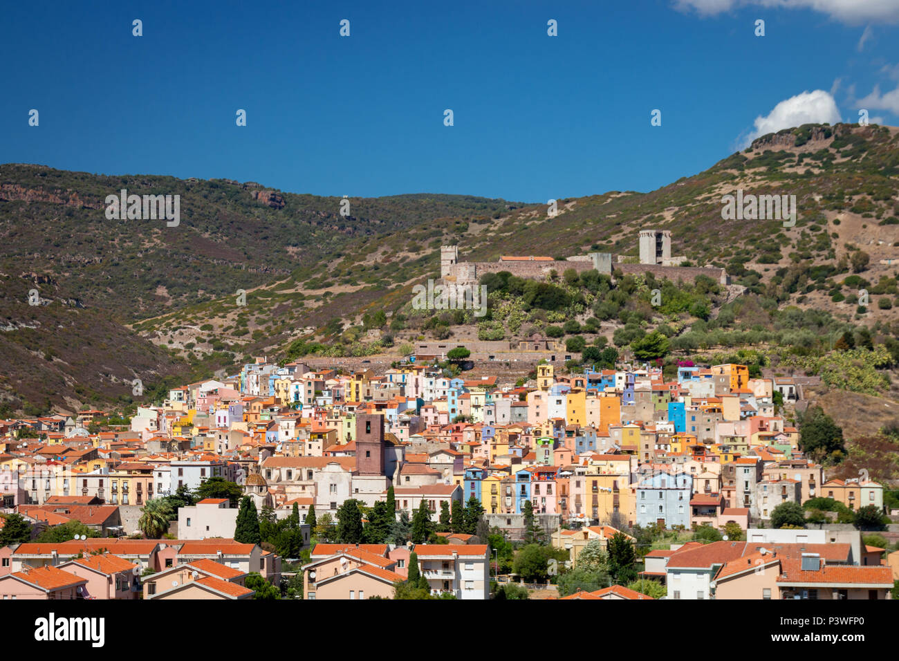 Stadtbild von bunten Bosa auf der italienischen Insel Sardinien Stockfoto