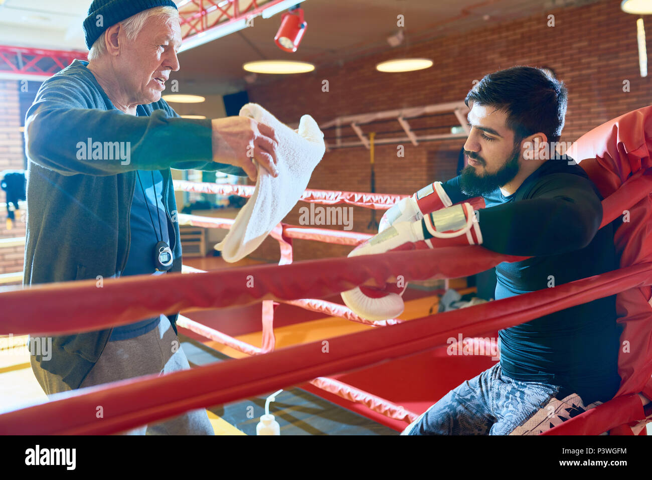 Boxer Rest nehmen auf Ring mit Trainer Stockfoto