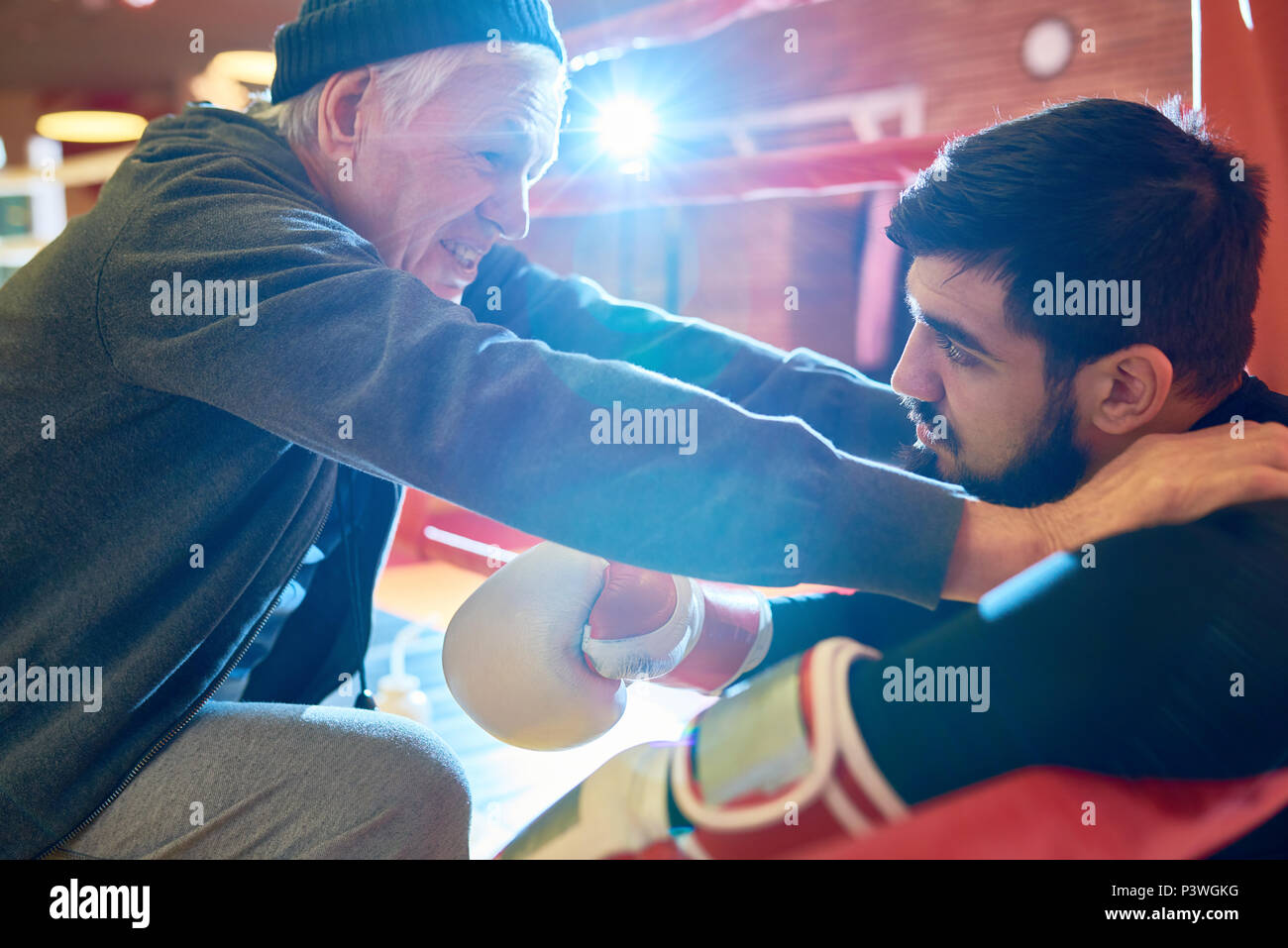 Professionelle Trainer inspirierende Boxer Stockfoto