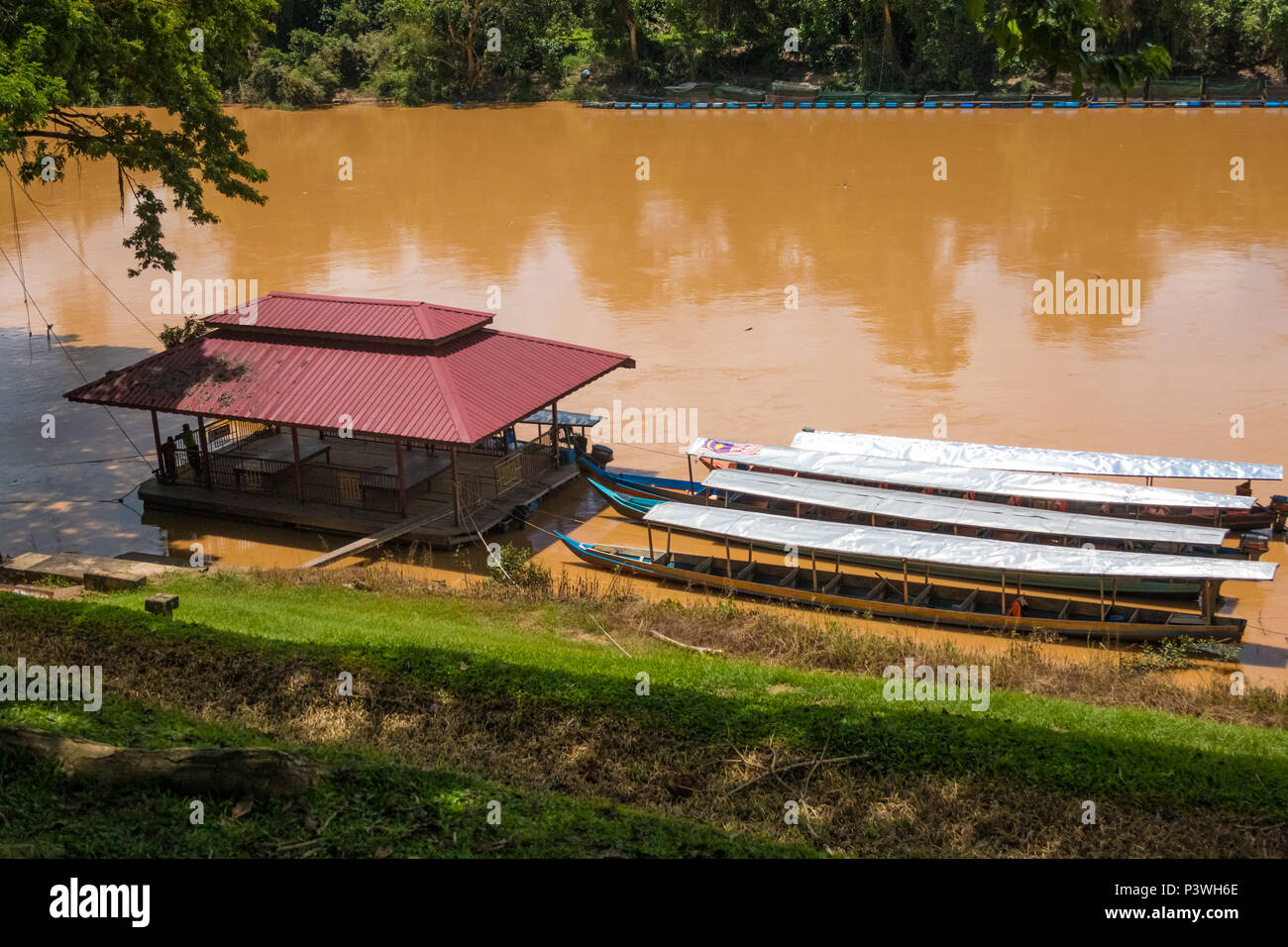 Eine hölzerne Schwimmdock mit einigen Gebunden motorisierte Long-tail Boote mit Metall Dächer am Kuala Tembeling Anlegestelle im Pahang, Malaysia. Dies ist die... Stockfoto