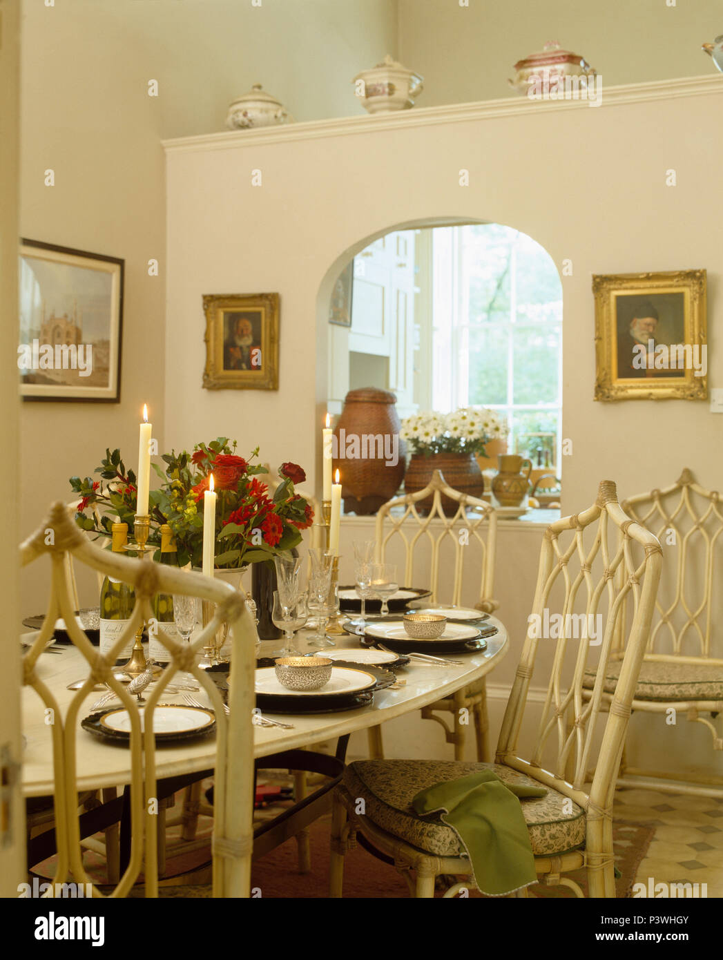 Gewölbte Öffnung in der Trennwand in cremefarbenen Speisesaal mit Sahne im gotischen Stil liegen am Creme Tabelle für Mittagessen Stockfoto