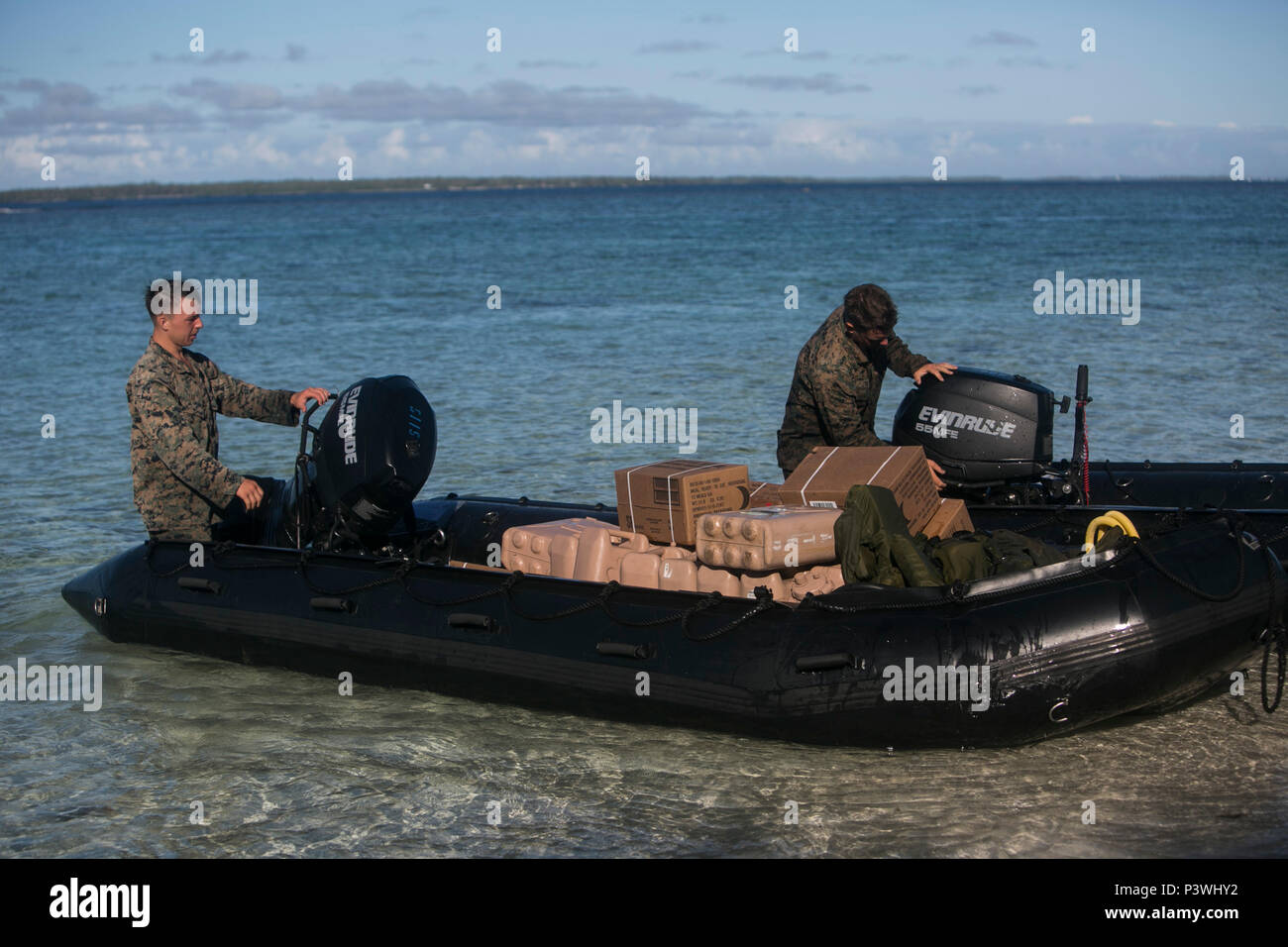 Lance Cpl. Brandon M. Lee (Links) und Nathan D. Lyons (rechts) bringen, um motutapu von Tongatapu, Tonga, 27. Juli 2016, während eines multi-nationalen, bilateralen Übung, die Beziehungen und die Interoperabilität zwischen den USA und Tongan Kräfte zu erhöhen, als Teil der Task Force Koa Moana ist die Implementierung in der Region Asien-Pazifik. Der Service Mitglieder verwendet Bekämpfung Gummi Streifzüge Handwerk zu operationalisieren USNS Sacagawea (T-AKE 2), Strand Einfügungen und Transport von Zubehör und Personal vom Schiff an Land durchzuführen. Lee, von Kearneysville, West Virginia und Lyons, aus Peoria, Illinois, sind Ingenieure Stockfoto