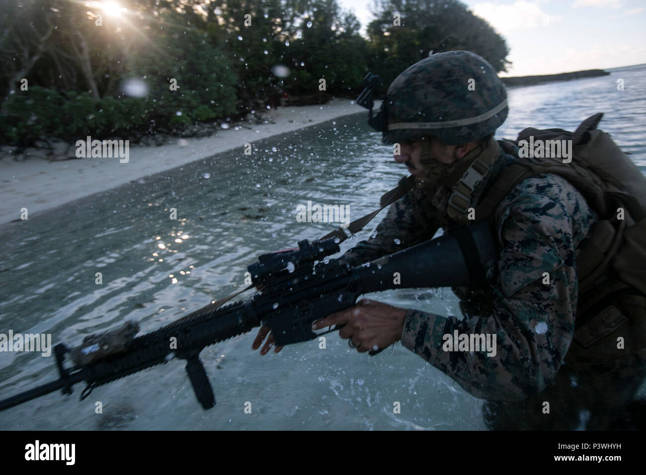 Lance Cpl. Ghukas Vardanyan Stürme die Strände von Motutapu Island, Tonga, 27. Juli 2016, während eines multi-nationalen, bilateralen, zwischen den USA und Tonga, entworfen, Interoperabilität und Beziehungen als Teil der Task Force Koa Moana ist die Bereitstellung in der asiatisch-pazifischen Region zu erhöhen. Der Service Mitglieder verwendet Bekämpfung Gummi Streifzüge Handwerk zu operationalisieren USNS Sacagawea (T-AKE 2), Strand Einfügungen und Transport von Zubehör und Personal vom Schiff an Land durchzuführen. Vardanyan, von Glendale, Kalifornien, ist ein infanterist mit Task Force Koa Moana und ist ursprünglich für Firma B zugewiesen sind, 1.Ba Stockfoto