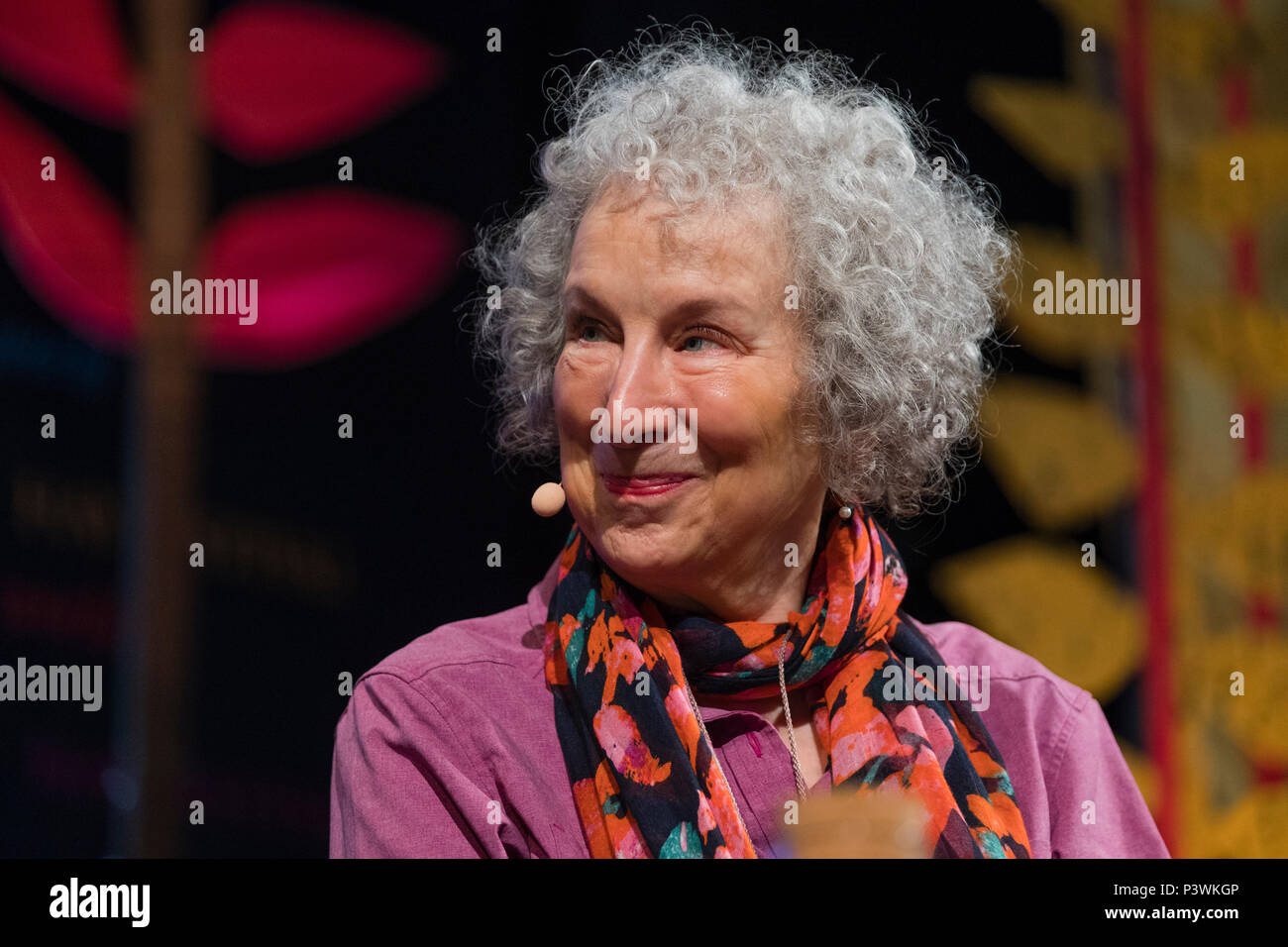 Margaret Atwood, gefeierten kanadischen Dichter, Schriftsteller, Literaturkritiker, Essayist, Erfinder, Lehrer und Umweltaktivist, an der Hay Festival 2018 der Literatur und der Kunst. Das jährliche Festival in der kleinen Stadt von Heu auf Wye an der walisischen Grenze erscheinen, zieht die Dichter und Denker aus der ganzen Welt für 10 Tage feiern der Besten des geschriebenen Wortes, politischen Obwohl literarische Debatte und Stockfoto