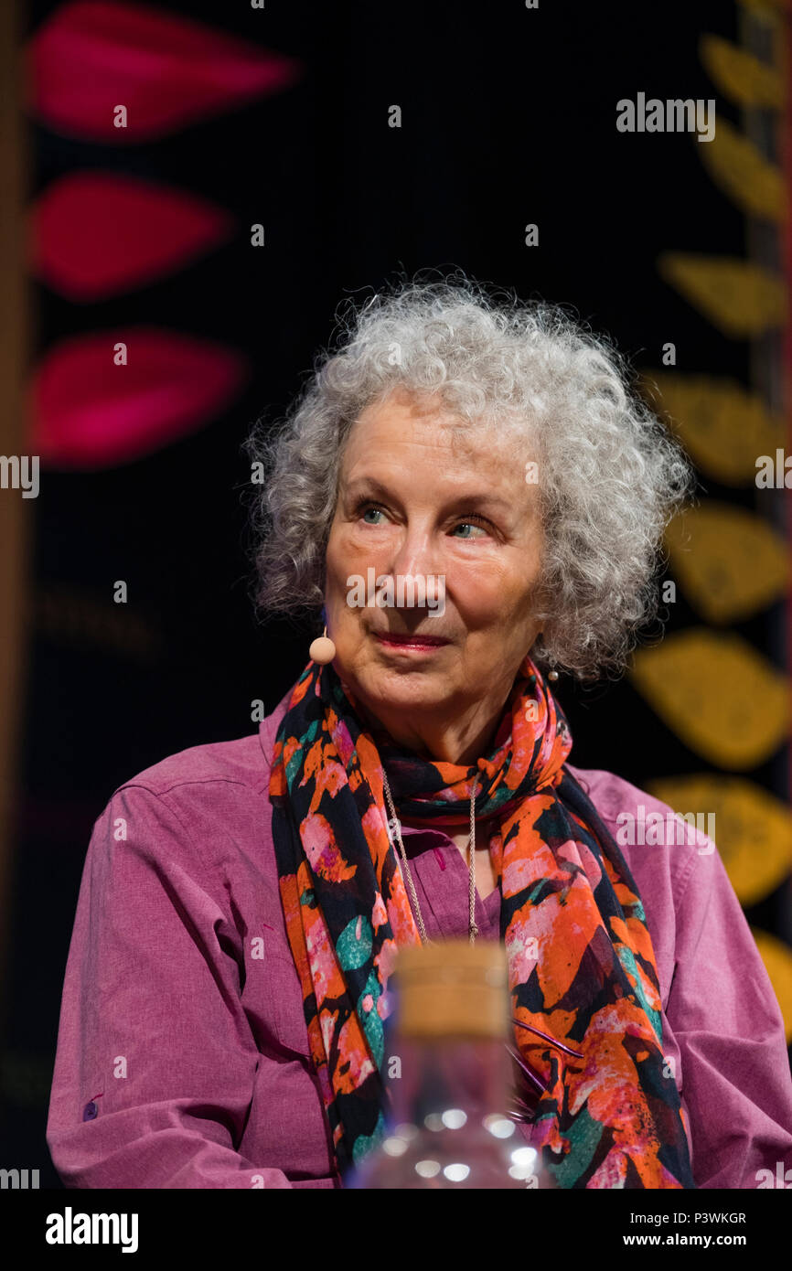Margaret Atwood, gefeierten kanadischen Dichter, Schriftsteller, Literaturkritiker, Essayist, Erfinder, Lehrer und Umweltaktivist, an der Hay Festival 2018 der Literatur und der Kunst. Das jährliche Festival in der kleinen Stadt von Heu auf Wye an der walisischen Grenze erscheinen, zieht die Dichter und Denker aus der ganzen Welt für 10 Tage feiern der Besten des geschriebenen Wortes, politischen Obwohl literarische Debatte und Stockfoto