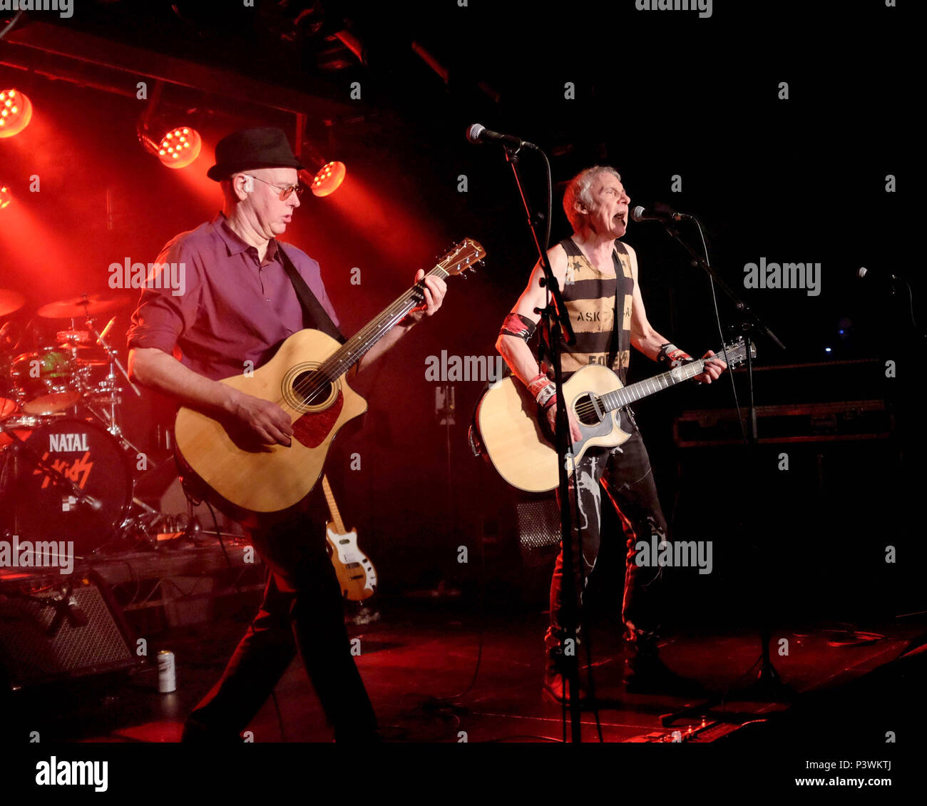 Leigh Haggerty der Furchen und Tim Smith aka TV Smith, Sänger der britischen Band The Adverts durchführen bei Sub 89, Reading, Berkshire 7. Juni 2018 Stockfoto