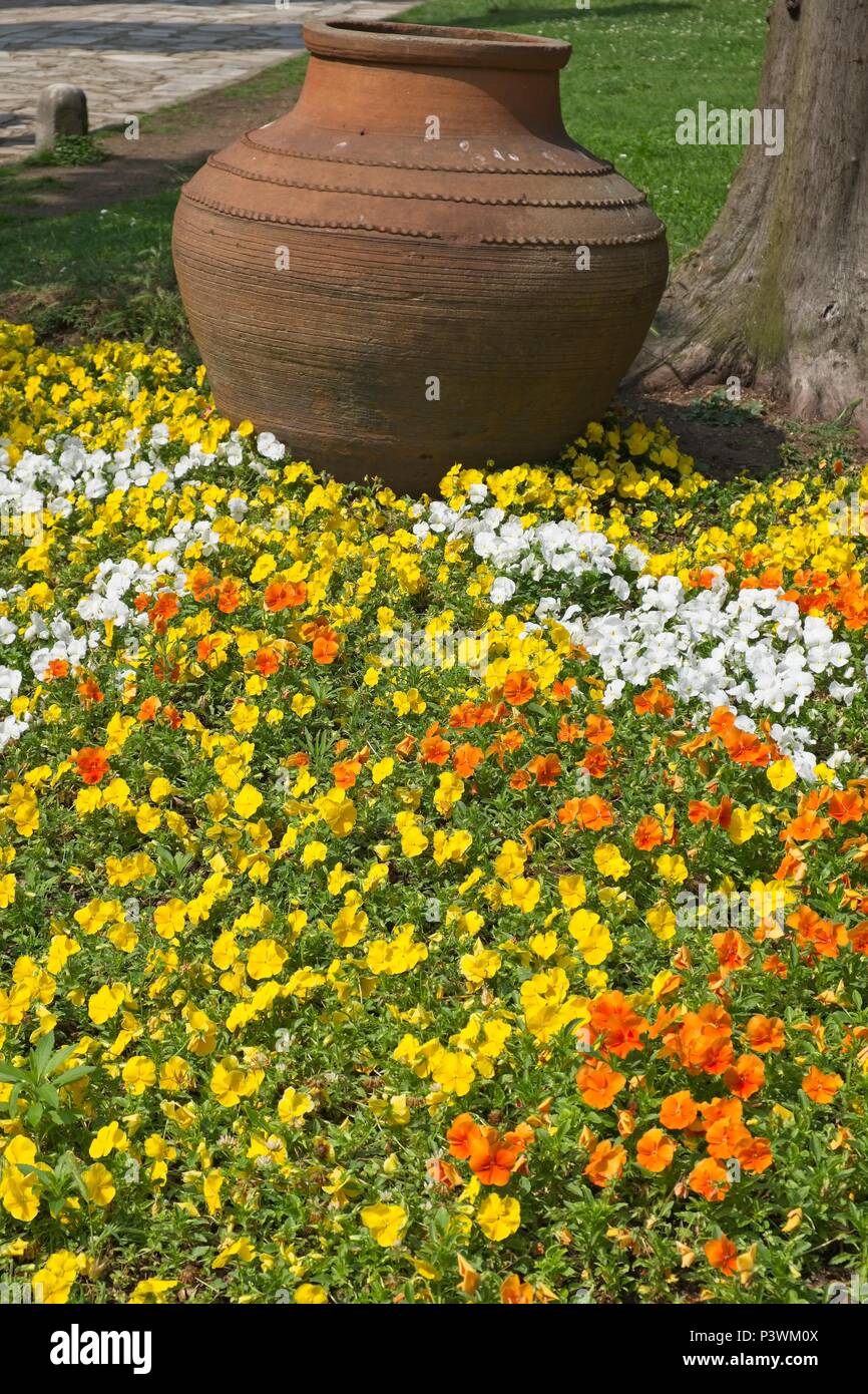 ISTANBUL, Türkei - 27. Mai: Urn und Blumen im Garten der Topkapi Palast und Museum in Istanbul die Türkei am 27. Mai 2018 Stockfoto