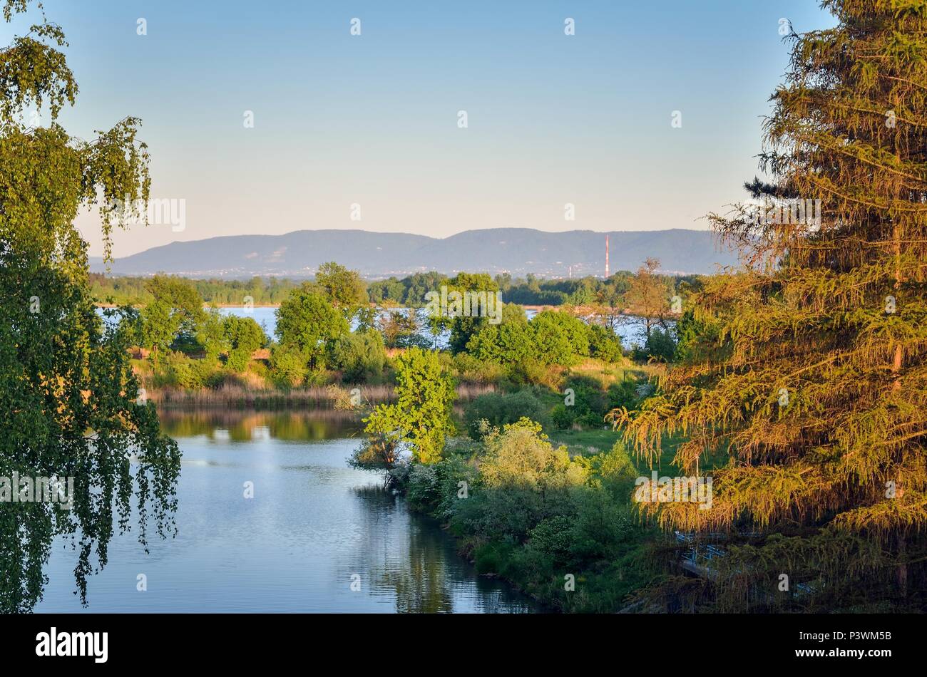 Frühling Abend Landschaft. Wunderschöne Seen und Berge im Hintergrund. Stockfoto