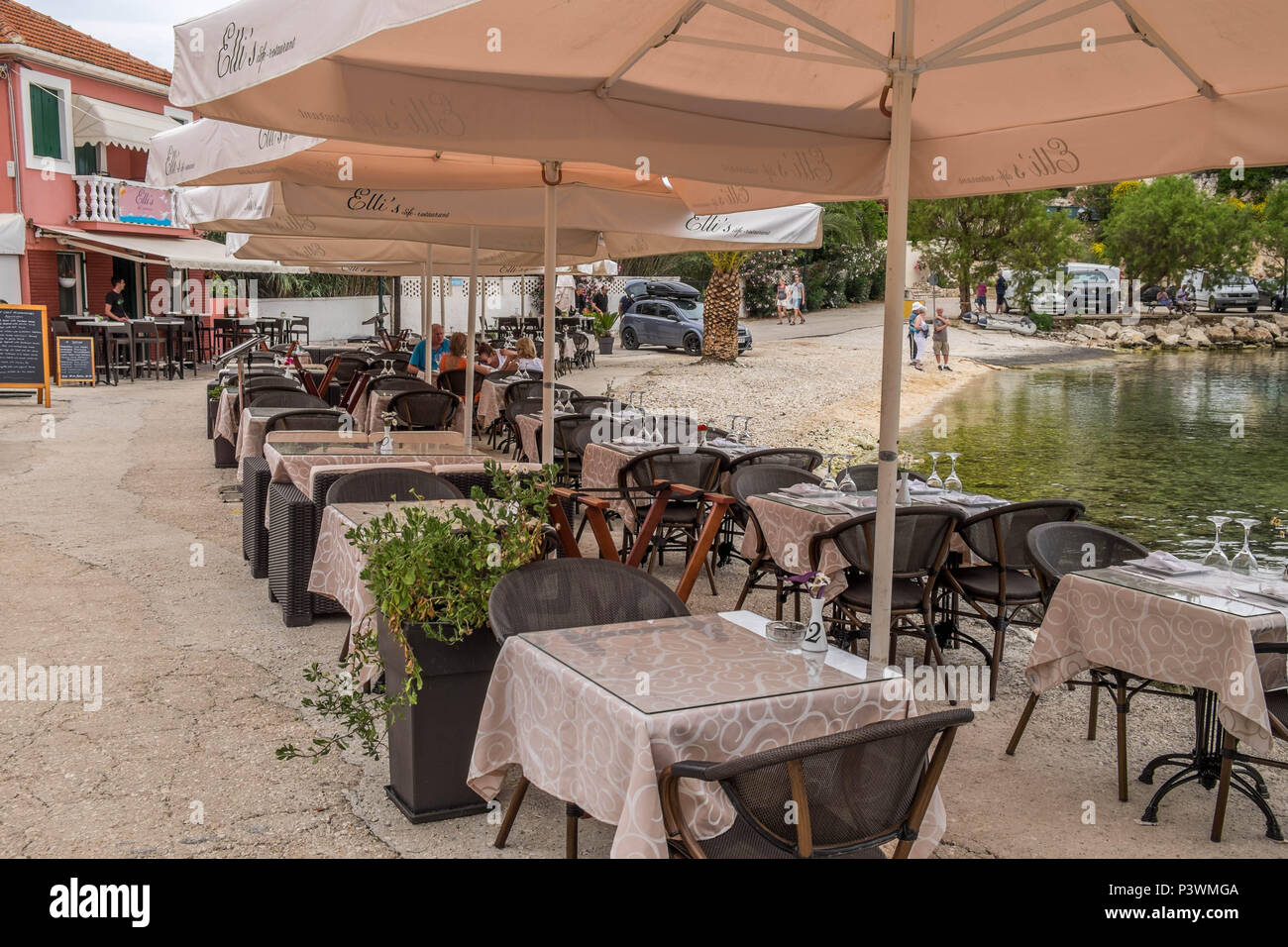 Restaurant in Fiscado Griechenland öffnen Stockfoto