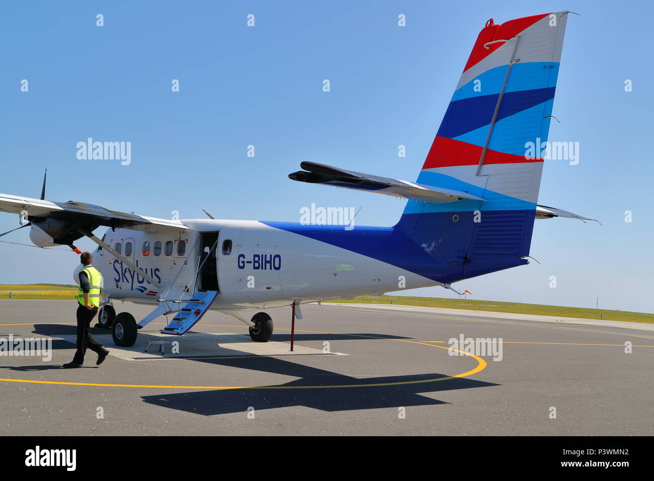 Skybus Britten Norman am Flughafen auf die St. Mary's, Isles of Scilly, Cornwall, Großbritannien Stockfoto