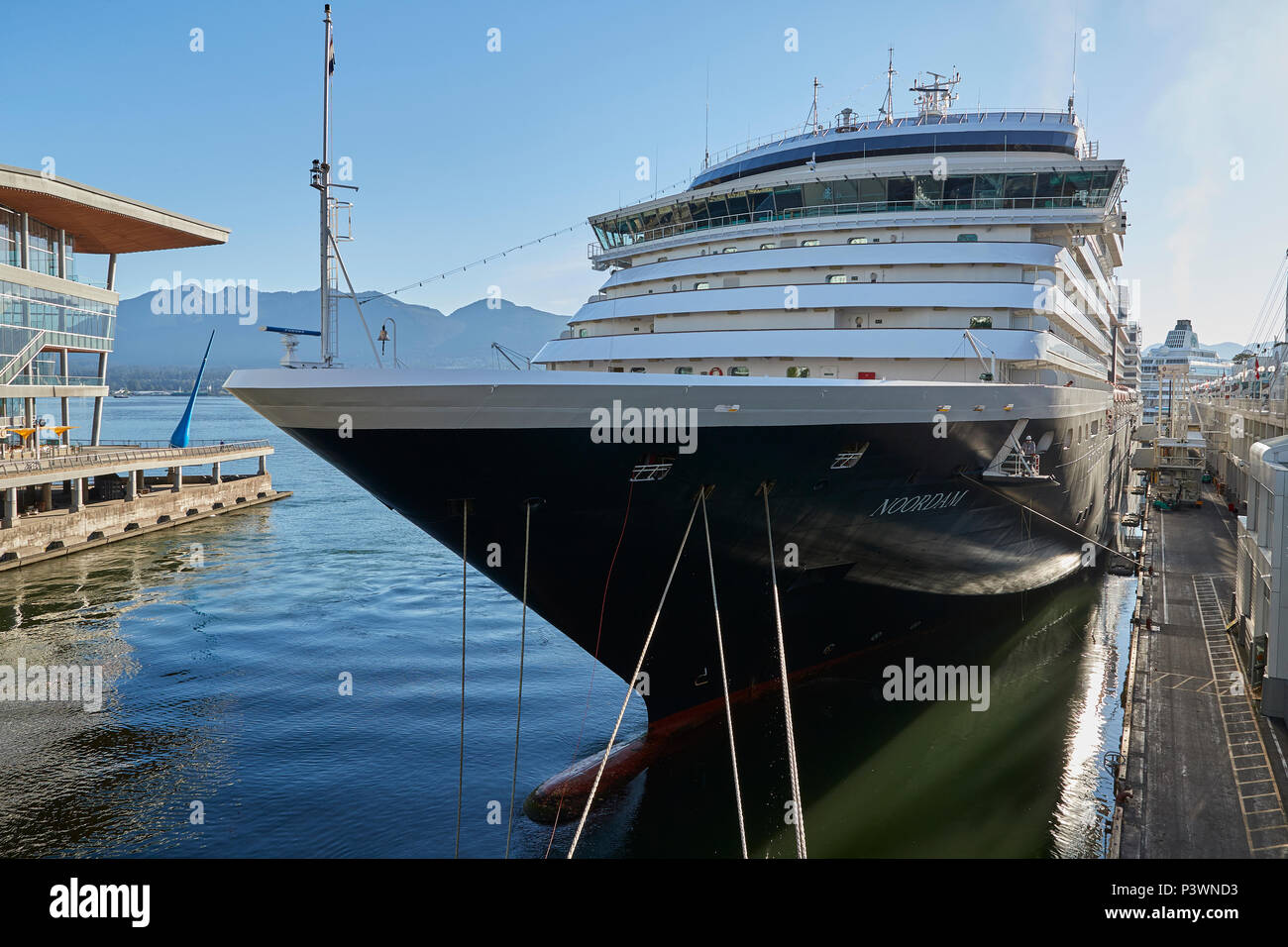 Riesige Kreuzfahrtschiffe, MS Noordam am Canada Place West Liegeplatz an der Vancouver Harbour Cruise Ship Terminal, British Columbia, Kanada. Stockfoto