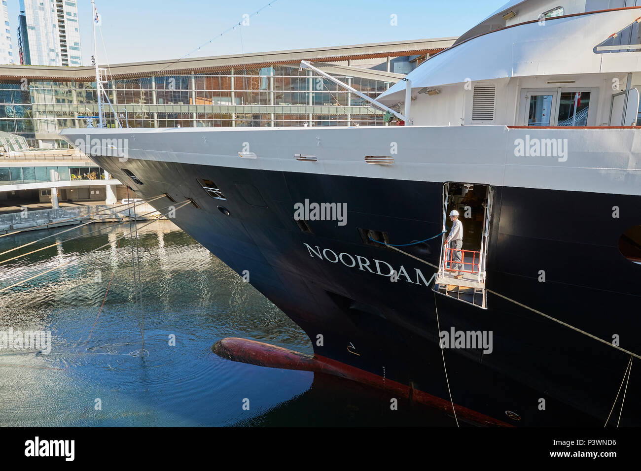 Riesige Kreuzfahrtschiffe, MS Noordam nähert sich dem Canada Place West Liegeplatz an der Vancouver Harbour Cruise Ship Terminal, Vancouver, BC, Kanada. Stockfoto