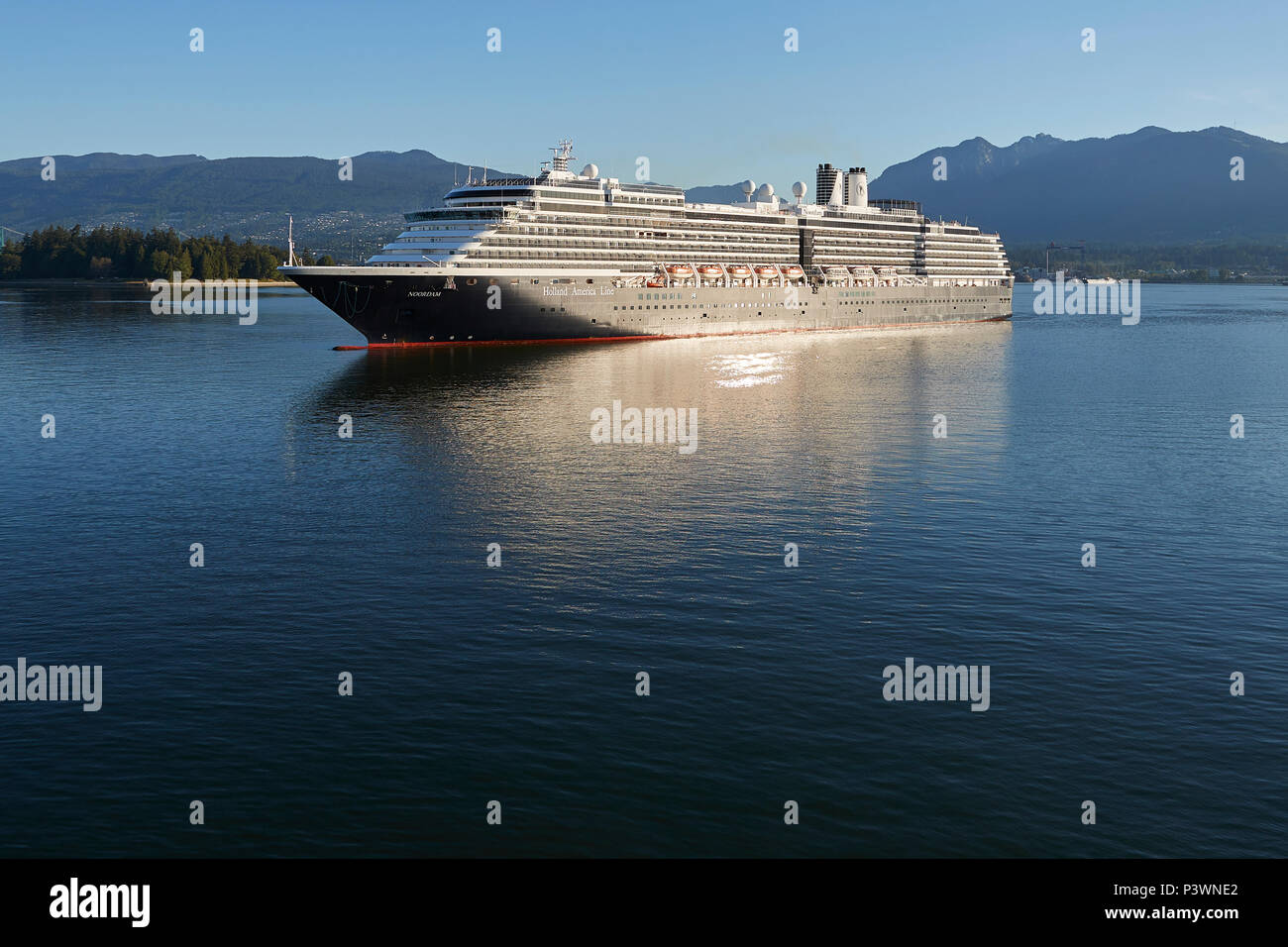 Holland America Liner Kreuzfahrtschiff MS Noordam, in den Hafen von Vancouver, British Columbia, Kanada. Stockfoto