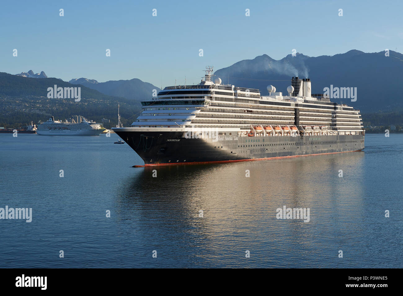 Holland America Liner Kreuzfahrtschiff MS Noordam, nähert sich dem Canada Place Cruise Liner Terminal. Das Kreuzfahrtschiff, Crystal Symphony hinter sich. Stockfoto