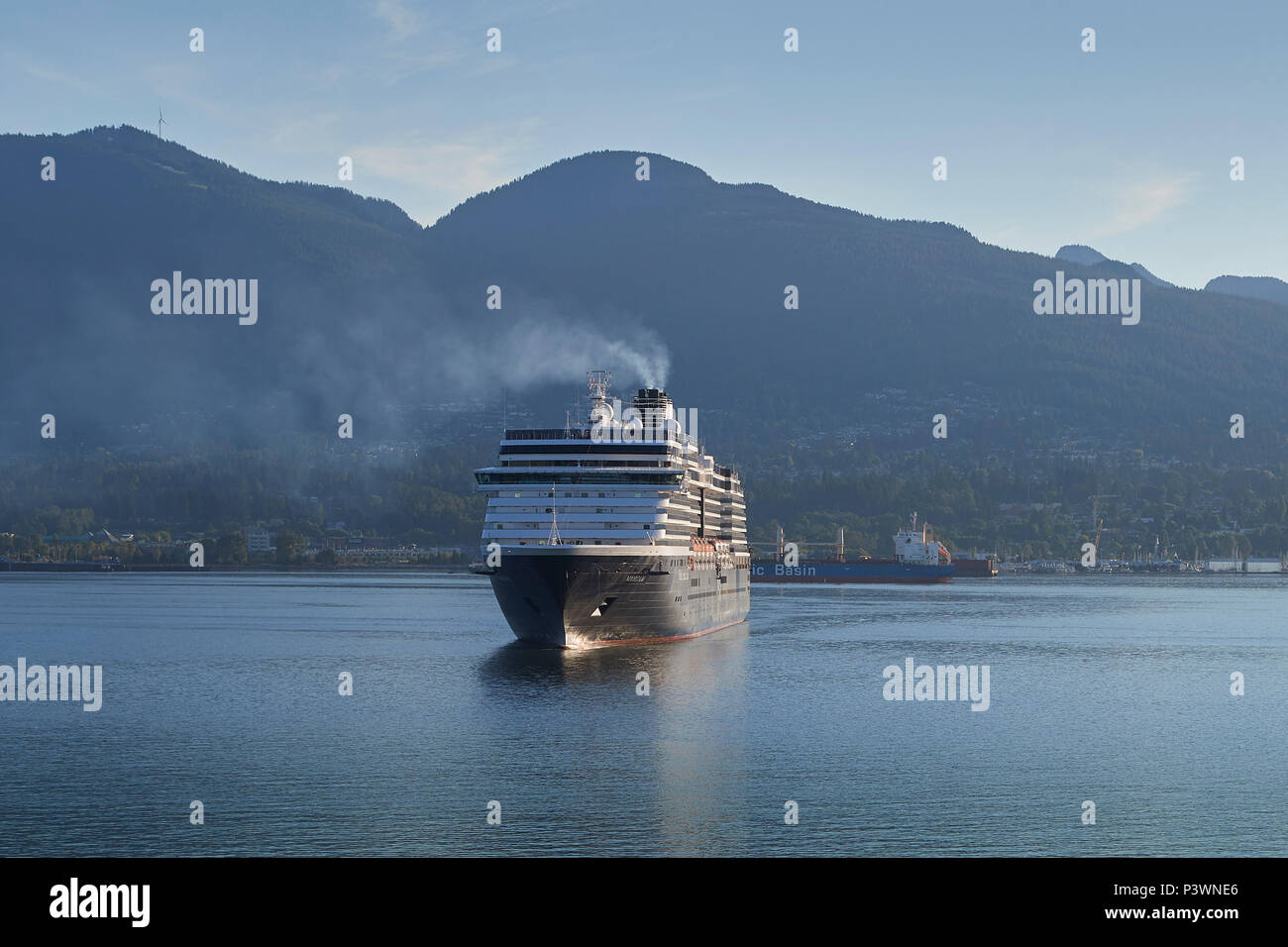 Holland America Liner Kreuzfahrtschiff MS Noordam, in den Hafen von Vancouver, British Columbia, Kanada. Stockfoto